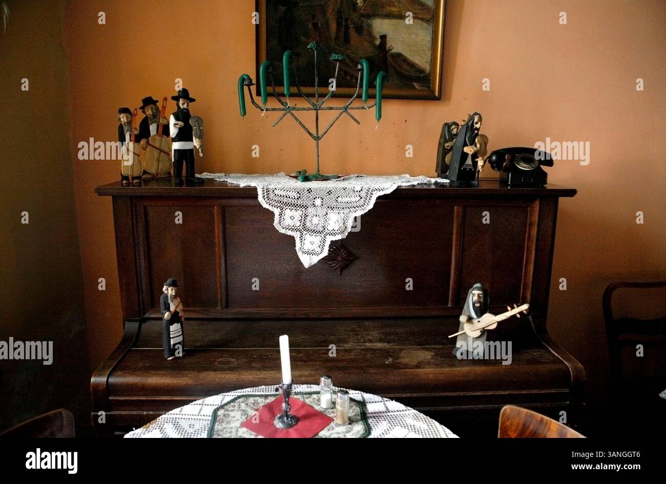 23 février 2010 - Cracovie, Pologne - décorations dans un restaurant à thème juif dans le quartier de Kazimerz. Avant la chute du communisme en Pologne, l’ancien quartier juif de Kazimerz à Cracovie était délabré et dangereux à visiter la nuit. Aujourd'hui, la région attire des milliers de touristes par an du monde entier. Le quartier était autrefois un centre animé de la vie juive avant d'être anéanti pendant la seconde Guerre mondiale. Les restaurants et cafés à thème juif servent une cuisine traditionnelle juive et polonaise et les synagogues restaurées contiennent des expositions détaillant la vie juive d'avant-guerre en Pologne. Une controverse existe Banque D'Images