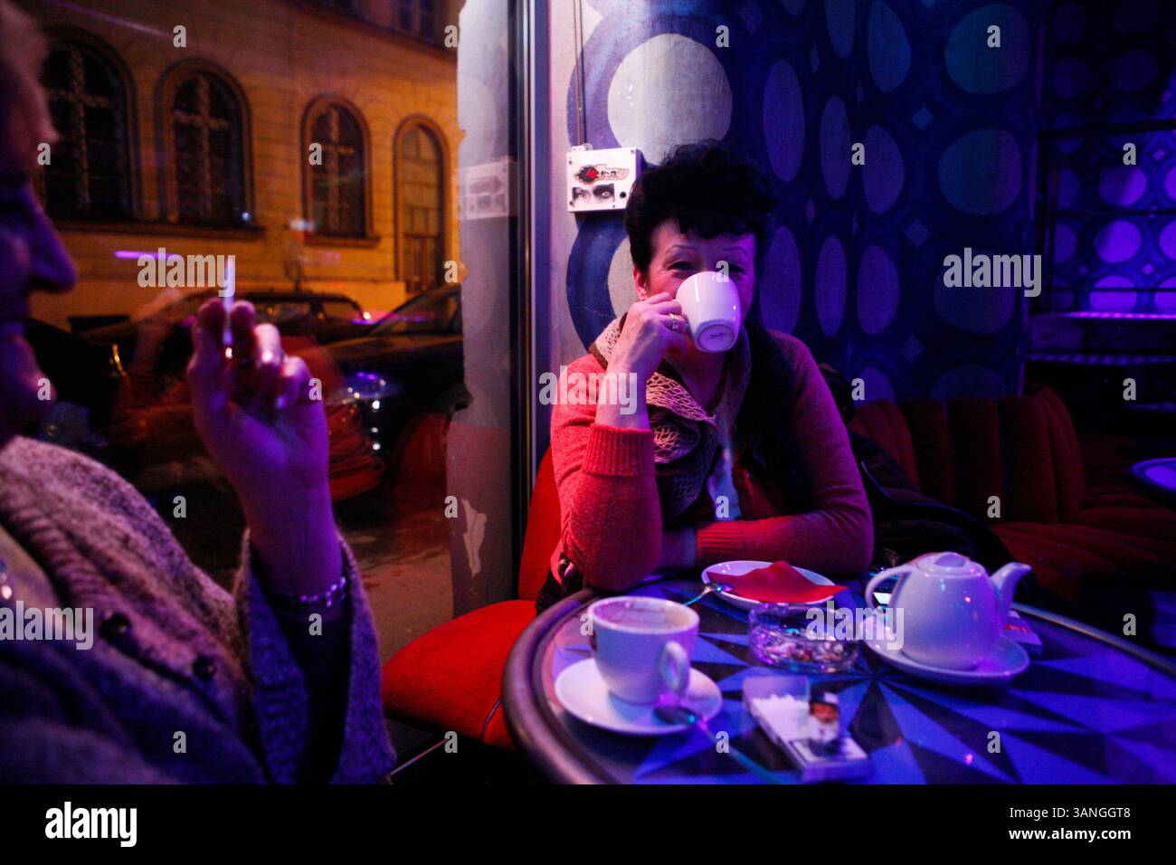 27 fév 2010 - Cracovie, Pologne - les habitants dégustent un verre dans un pub et un café dans le centre de Kazimerz. Avant la chute du communisme en Pologne, l’ancien quartier juif de Kazimerz à Cracovie était délabré et dangereux à visiter la nuit. Aujourd'hui, la région attire des milliers de touristes par an du monde entier. Le quartier était autrefois un centre animé de la vie juive avant d'être anéanti pendant la seconde Guerre mondiale. Les restaurants et cafés à thème juif servent une cuisine traditionnelle juive et polonaise et les synagogues restaurées contiennent des expositions détaillant la vie juive d'avant-guerre en Pologne. Une controverse existe Banque D'Images