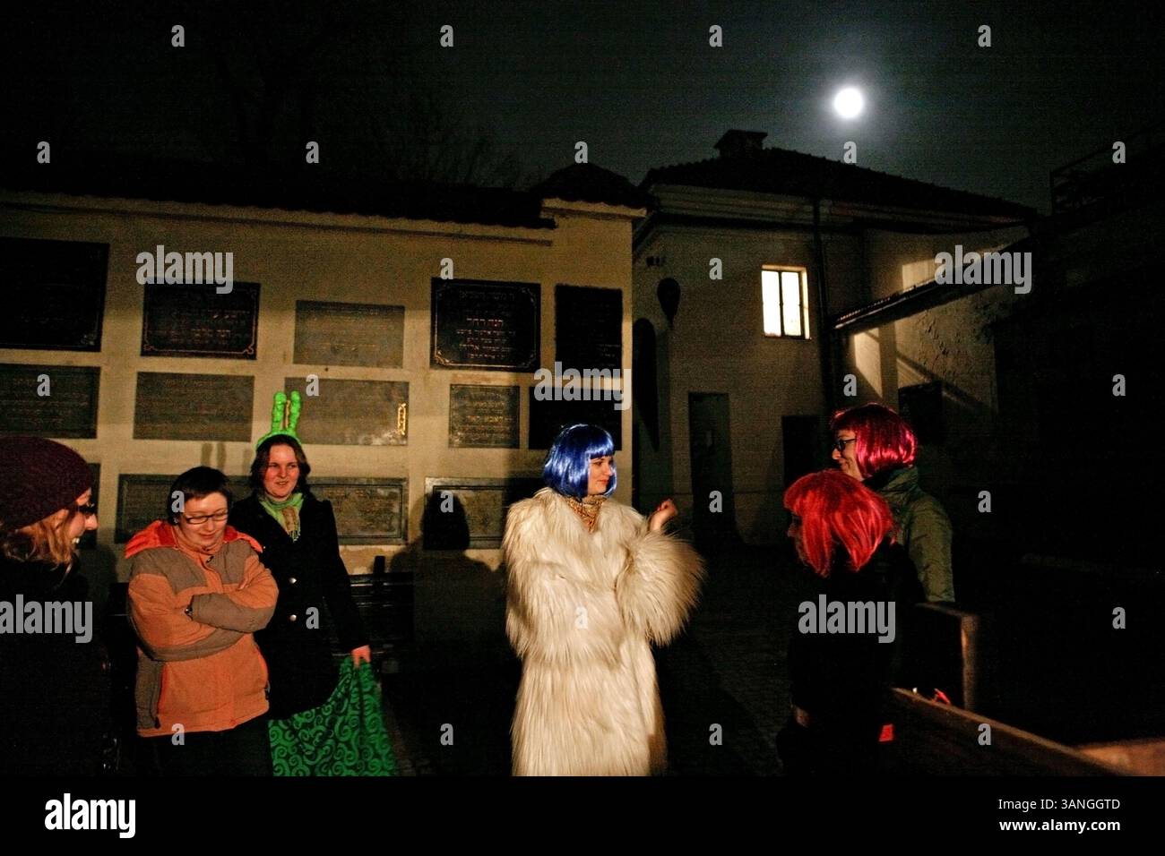 27 février 2010 - Cracovie, Pologne - les Krakoviens juifs et leurs amis non juifs portent des costumes et célèbrent la fête juive de Pourim à la synagogue Remuh de Kazimerz. C'est la seule synagogue active de la région, bien que plusieurs aient été restaurées et soient visitées par les touristes. Il y a eu controverse sur certaines images, en raison de représentations antisémites d'hommes hassidiques manipulant de l'argent. Avant la chute du communisme en Pologne, l’ancien quartier juif de Kazimerz à Cracovie était délabré et dangereux à visiter la nuit. Aujourd'hui, la région attire des milliers de touristes par an Banque D'Images