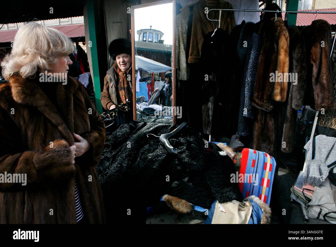 Feb 28, 2010 - Cracovie, Pologne - le marché hebdomadaire ouvert dans le centre du quartier de Kazimerz. Avant la chute du communisme en Pologne, l’ancien quartier juif de Kazimerz à Cracovie était délabré et dangereux à visiter la nuit. Aujourd'hui, la région attire des milliers de touristes par an du monde entier. Le quartier était autrefois un centre animé de la vie juive avant d'être anéanti pendant la seconde Guerre mondiale. Les restaurants et cafés à thème juif servent une cuisine traditionnelle juive et polonaise et les synagogues restaurées contiennent des expositions détaillant la vie juive d'avant-guerre en Pologne. Il existe une controverse sur les anti- Banque D'Images