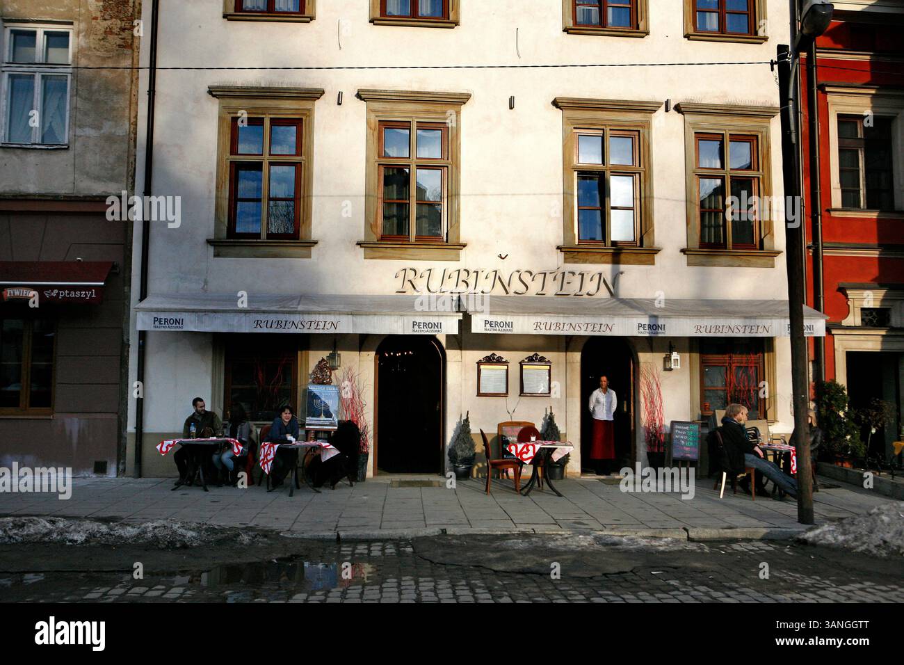 23 février 2010 - Cracovie, Pologne - Un restaurant à thème juif dans le quartier Kazimerz de Cracovie. Il y a eu controverse sur certaines images, en raison de représentations antisémites d'hommes hassidiques manipulant de l'argent. Avant la chute du communisme en Pologne, l’ancien quartier juif de Kazimerz à Cracovie était délabré et dangereux à visiter la nuit. Aujourd'hui, la région attire des milliers de touristes par an du monde entier. Le quartier était autrefois un centre animé de la vie juive avant d'être anéanti pendant la seconde Guerre mondiale. Les restaurants et cafés à thème juif servent une cuisine juive traditionnelle et polonaise Banque D'Images