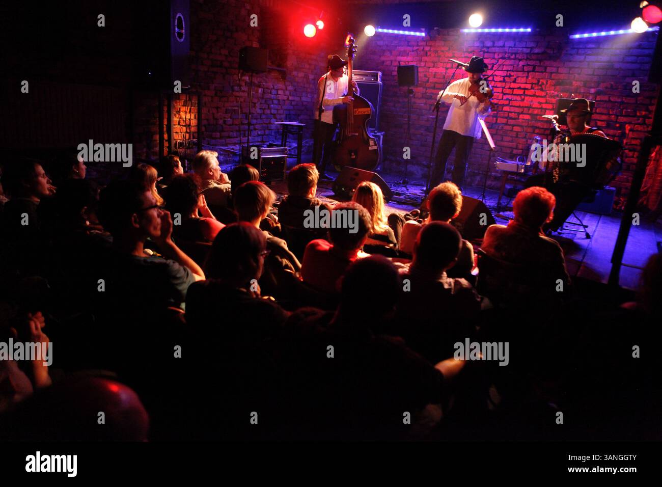 25 février 2010 - Cracovie, Pologne - Un groupe local expérimental Klezmer, Kroke, se produit dans un pub populaire appelé Alchemia dans le centre du quartier de Kazimerz. Avant la chute du communisme en Pologne, l’ancien quartier juif de Kazimerz à Cracovie était délabré et dangereux à visiter la nuit. Aujourd'hui, la région attire des milliers de touristes par an du monde entier. Le quartier était autrefois un centre animé de la vie juive avant d'être anéanti pendant la seconde Guerre mondiale. Les restaurants et cafés à thème juif servent une cuisine traditionnelle juive et polonaise et les synagogues restaurées contiennent des expositions détaillant le pré Banque D'Images