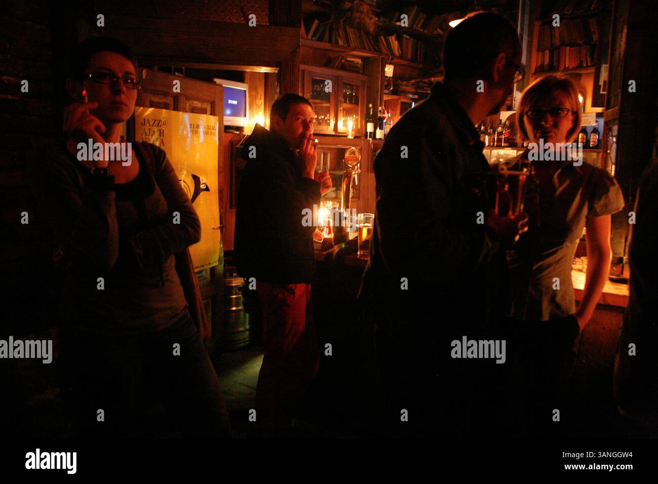 25 février 2010 - Cracovie, Pologne - les habitants et les touristes prennent un verre au pub Alchemia lors d'un concert Klezmer. Avant la chute du communisme en Pologne, l’ancien quartier juif de Kazimerz à Cracovie était délabré et dangereux à visiter la nuit. Aujourd'hui, la région attire des milliers de touristes par an du monde entier. Le quartier était autrefois un centre animé de la vie juive avant d'être anéanti pendant la seconde Guerre mondiale. Les restaurants et cafés à thème juif servent une cuisine traditionnelle juive et polonaise et les synagogues restaurées contiennent des expositions détaillant la vie juive d'avant-guerre en Pologne. Une certaine controverse e Banque D'Images