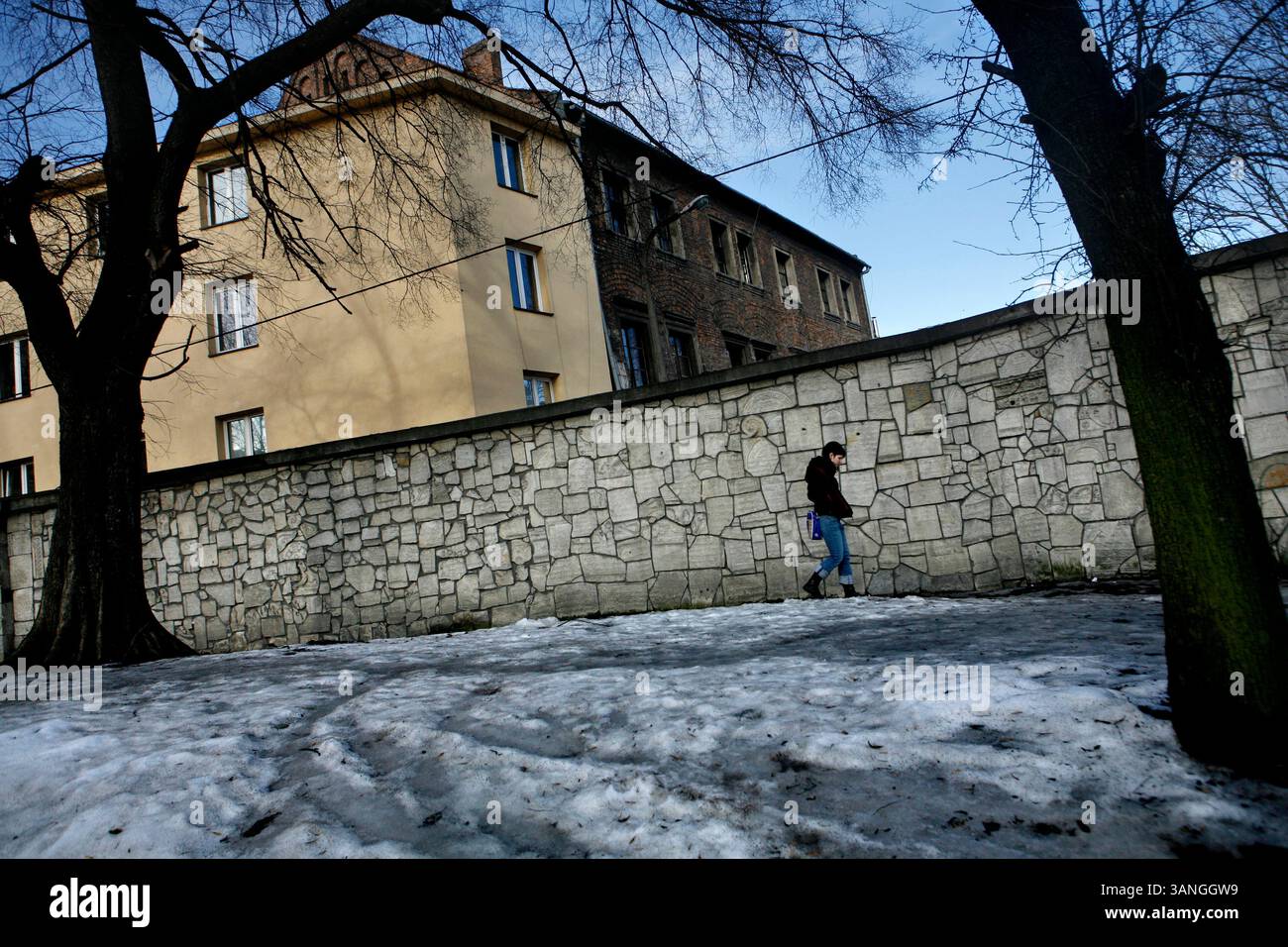 23 février 2010 - Cracovie, Pologne - le cimetière derrière la synagogue Remuh, fondée en 1553. La plupart d'entre elles ont été détruites pendant la seconde Guerre mondiale, mais restaurées en 1959. Beaucoup des fragments de pierre tombale trouvés ont été disposés sur un mur, appelé le mur des lamentations. Avant la chute du communisme en Pologne, l’ancien quartier juif de Kazimerz à Cracovie était délabré et dangereux à visiter la nuit. Aujourd'hui, la région attire des milliers de touristes par an du monde entier. Le quartier était autrefois un centre animé de la vie juive avant d'être anéanti pendant la seconde Guerre mondiale. Restaurants à thème juif a Banque D'Images