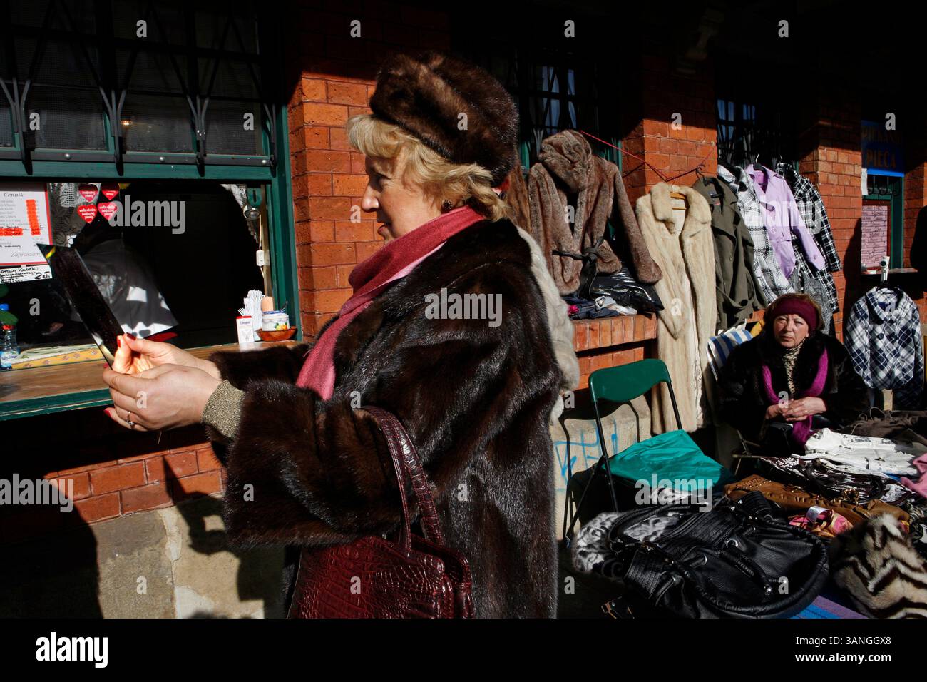 Feb 28, 2010 - Cracovie, Pologne - le marché hebdomadaire ouvert dans le centre du quartier de Kazimerz. Avant la chute du communisme en Pologne, l’ancien quartier juif de Kazimerz à Cracovie était délabré et dangereux à visiter la nuit. Aujourd'hui, la région attire des milliers de touristes par an du monde entier. Le quartier était autrefois un centre animé de la vie juive avant d'être anéanti pendant la seconde Guerre mondiale. Les restaurants et cafés à thème juif servent une cuisine traditionnelle juive et polonaise et les synagogues restaurées contiennent des expositions détaillant la vie juive d'avant-guerre en Pologne. Il existe une controverse sur les anti- Banque D'Images