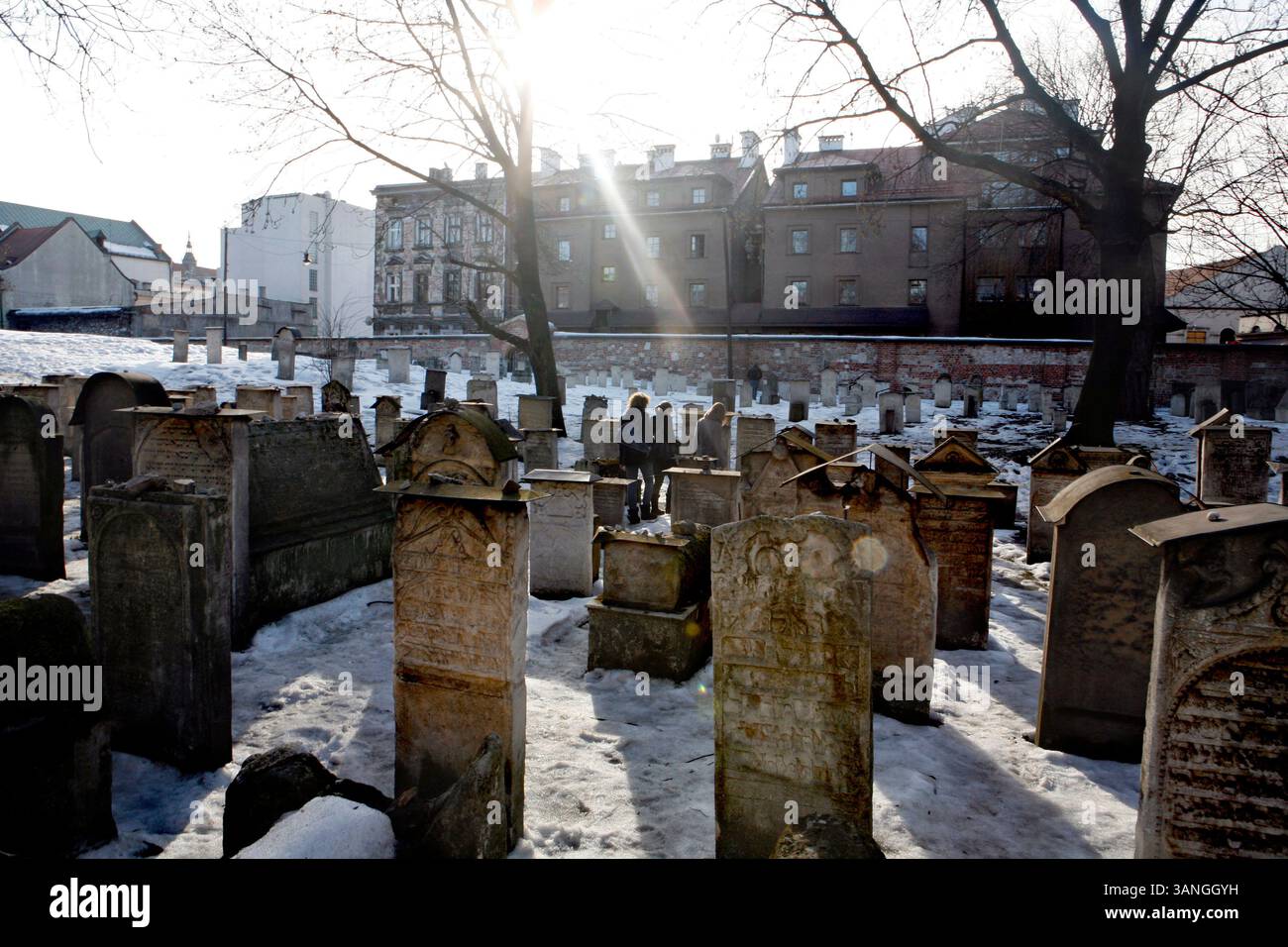 23 février 2010 - Cracovie, Pologne - le cimetière derrière la synagogue Remuh, fondée en 1553. La plupart d'entre elles ont été détruites pendant la seconde Guerre mondiale, mais restaurées en 1959. Avant la chute du communisme en Pologne, l’ancien quartier juif de Kazimerz à Cracovie était délabré et dangereux à visiter la nuit. Aujourd'hui, la région attire des milliers de touristes par an du monde entier. Le quartier était autrefois un centre animé de la vie juive avant d'être anéanti pendant la seconde Guerre mondiale. Les restaurants et cafés sur le thème juif servent une cuisine traditionnelle juive et polonaise et les synagogues restaurées contiennent des expositions détaillant les Juifs d'avant-guerre Banque D'Images