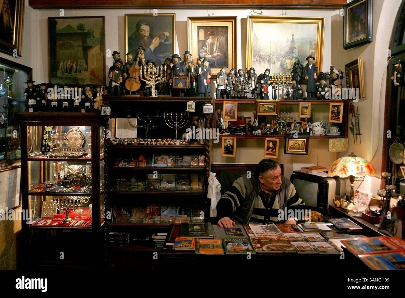 20 février 2010 - Cracovie, Pologne - Une boutique de cadeaux rattachée à un restaurant à thème juif vend des peintures et de l'artisanat représentant la vie juive. Il y a eu controverse sur certaines images, en raison de représentations antisémites d'hommes hassidiques manipulant de l'argent. Avant la chute du communisme en Pologne, l’ancien quartier juif de Kazimerz à Cracovie était délabré et dangereux à visiter la nuit. Aujourd'hui, la région attire des milliers de touristes par an du monde entier. Le quartier était autrefois un centre animé de la vie juive avant d'être anéanti pendant la seconde Guerre mondiale. Restaurants et cafés à thème juif Banque D'Images