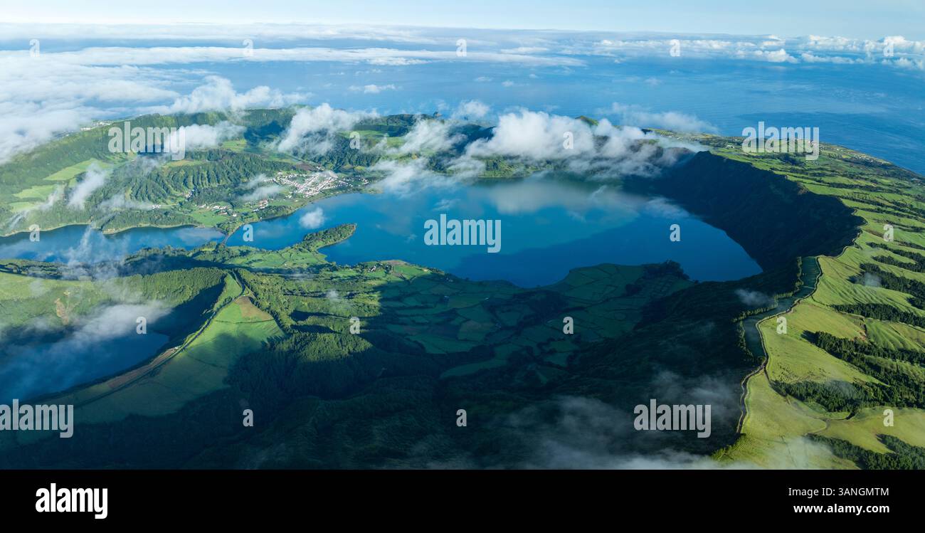Vue aérienne de Lagoa Azul, sept lacs, île de Sao Miguel, Santa Barbara, Açores, Portugal. Banque D'Images