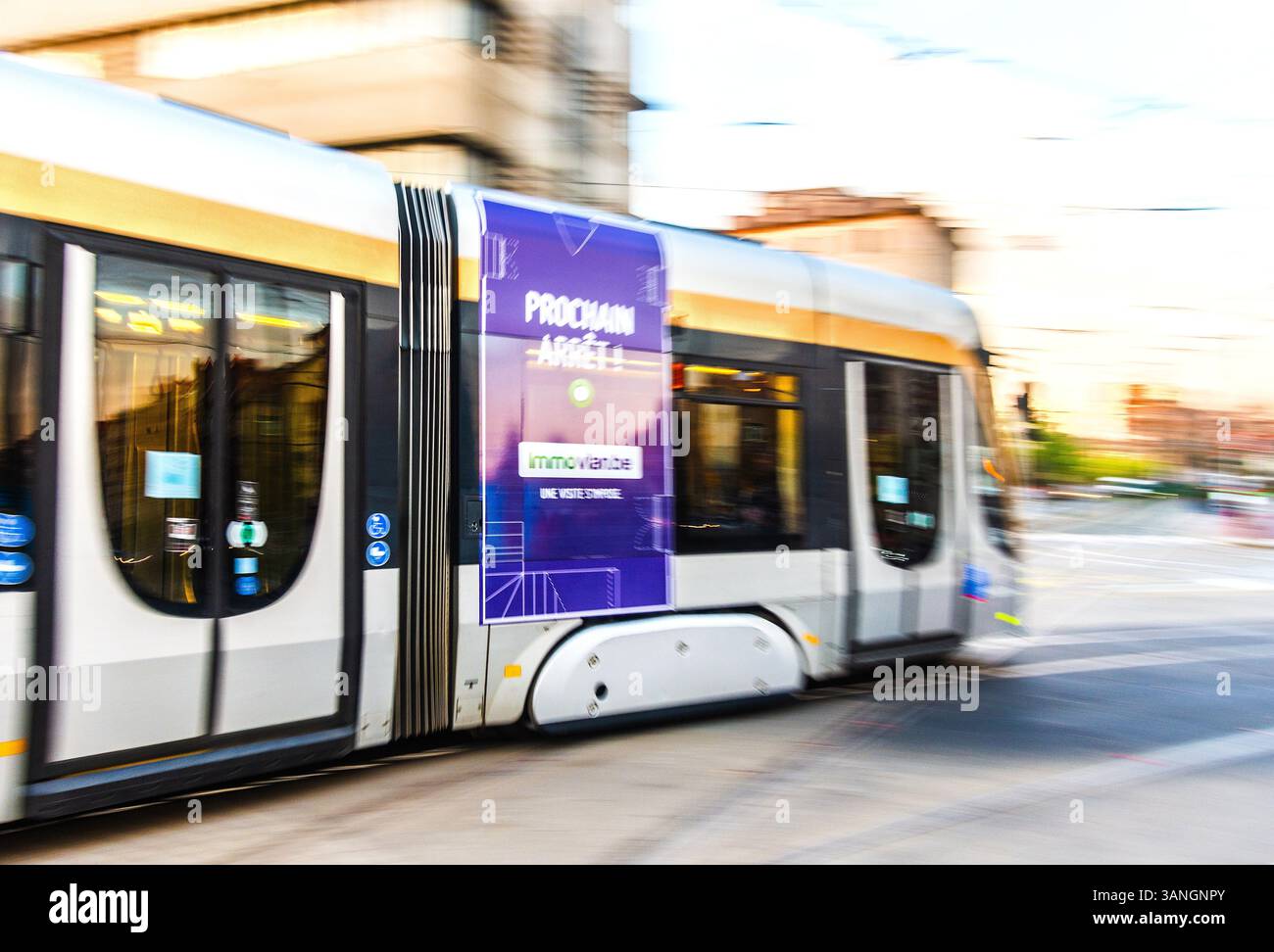 Tramway belge de transport en commun se déplaçant à grande vitesse - Bruxelles, Belgique. Banque D'Images