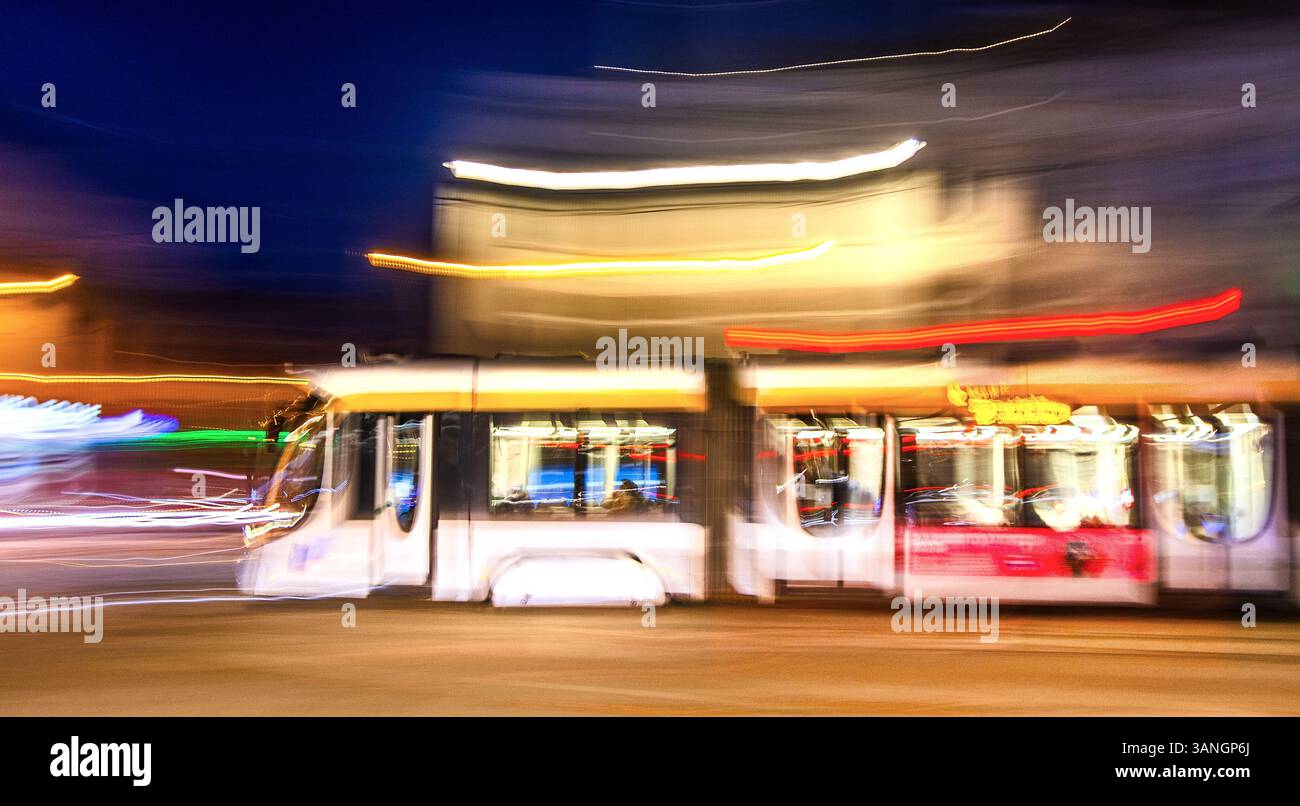 Tramway belge de transport en commun se déplaçant à grande vitesse - Bruxelles, Belgique. Banque D'Images