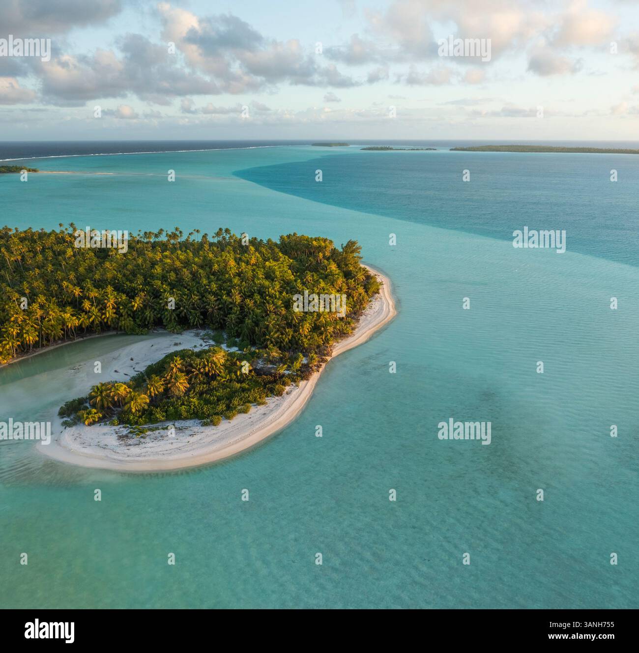 Vue aérienne de l'île d'Oroatera, îles du vent, Polynésie française. Banque D'Images