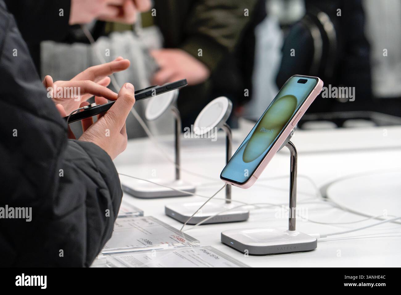 Vitrine avec smartphones dans le magasin d'électronique. Achetez un téléphone portable. Nouveaux iPhones Apple en magasin. Minsk, Biélorussie - 16 mars 2025 Banque D'Images