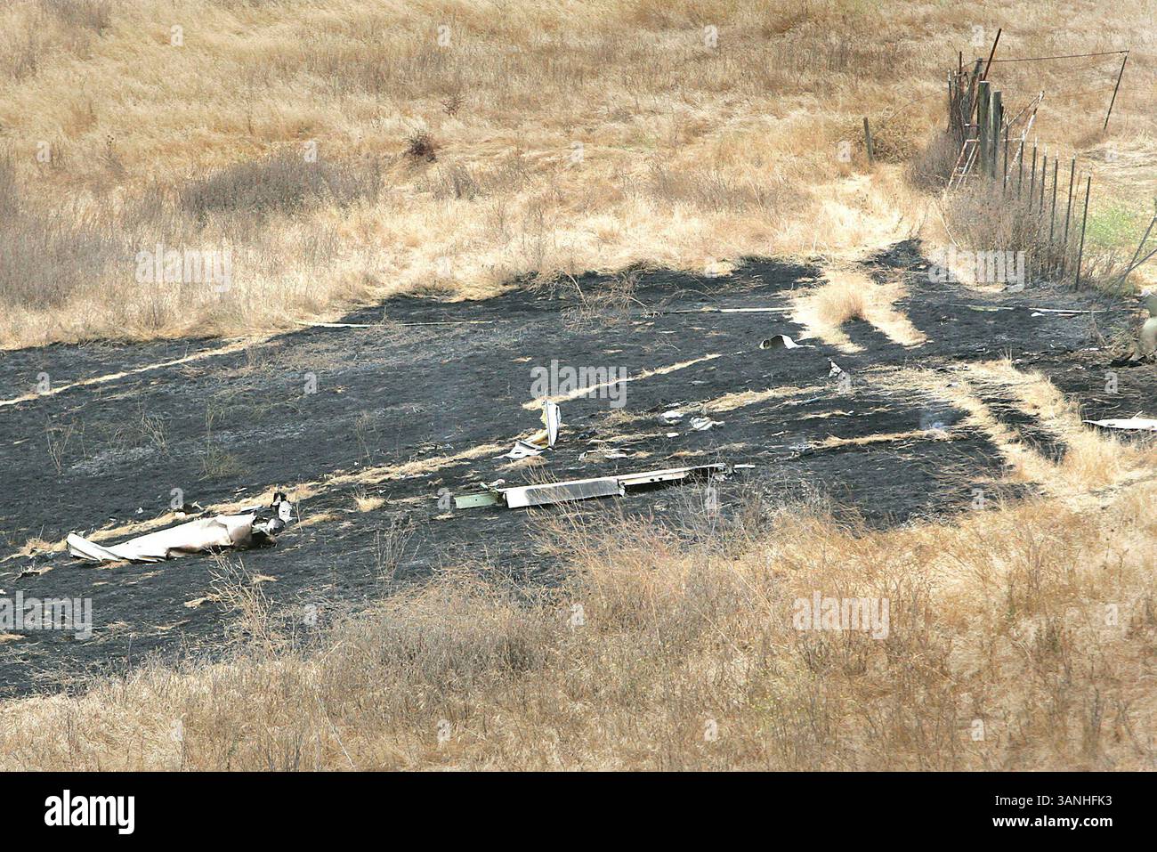 MERCREDI 05 AOÛT 2009, AMERICAN CANYON, CA -..débris jonchent une colline sur les lieux d'un petit accident d'avion à l'extrémité est de Watson Lane dans American Canyon. Environ un acre de colline a été brûlé dans l'accident de mercredi matin qui a coûté la vie à une personne, soupçonnée d'être le pilote de l'avion... J.L. Sousa/Register. (Crédit image : © Napa Valley Register/ZUMApress.com) Banque D'Images