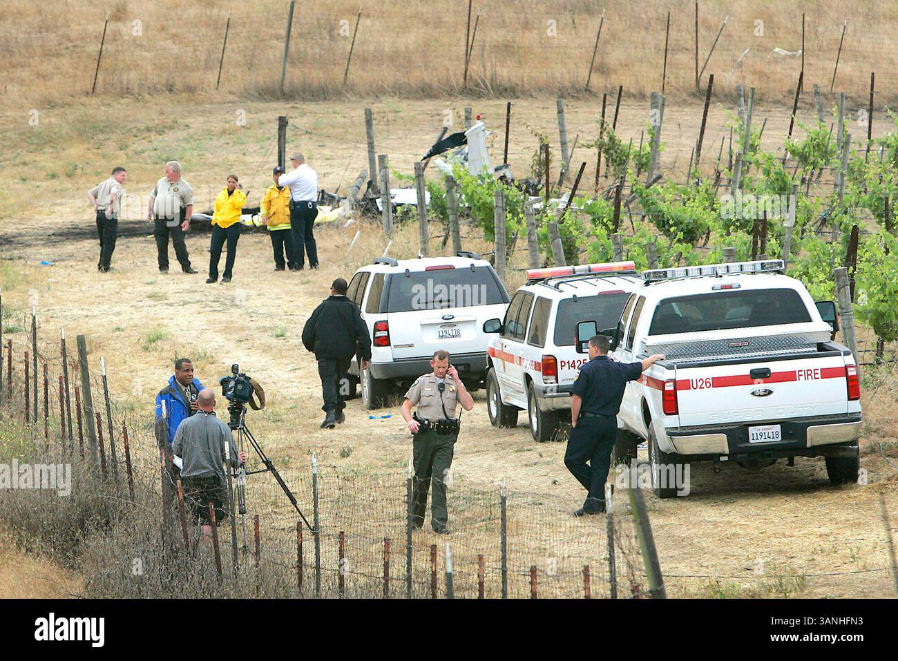 MERCREDI 05 AOÛT 2009, AMERICAN CANYON, CA -..les gens se rassemblent sur les lieux d'un petit accident d'avion à l'extrémité est de Watson Lane dans American Canyon après un accident tôt le matin mercredi matin. Les autorités signalent un décès, que l'on pense être le pilote... J.L. Sousa/Register. (Crédit image : © Napa Valley Register/ZUMApress.com) Banque D'Images