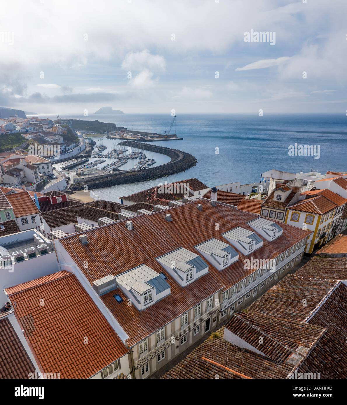 Vue aérienne de la commune d'Angra do Heroismo avec le petit port de la ville pendant une journée nuageuse, îles des Açores, Portugal. Banque D'Images