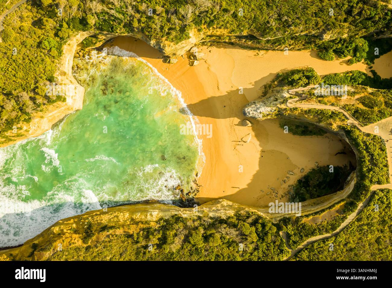 Vue aérienne de Loch Ard gorge, une crique de sable naturel avec des falaises avec une petite plage paradisiaque, Port Campbell, Victoria, Australie. Banque D'Images
