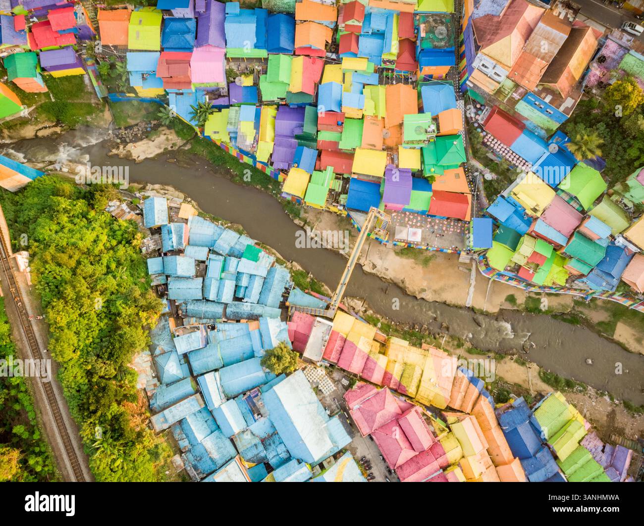 Vue aérienne de Kampung Warna Jodipan, un village peint avec des couleurs vives dans la ville de Malang, Java oriental, Indonésie. Banque D'Images