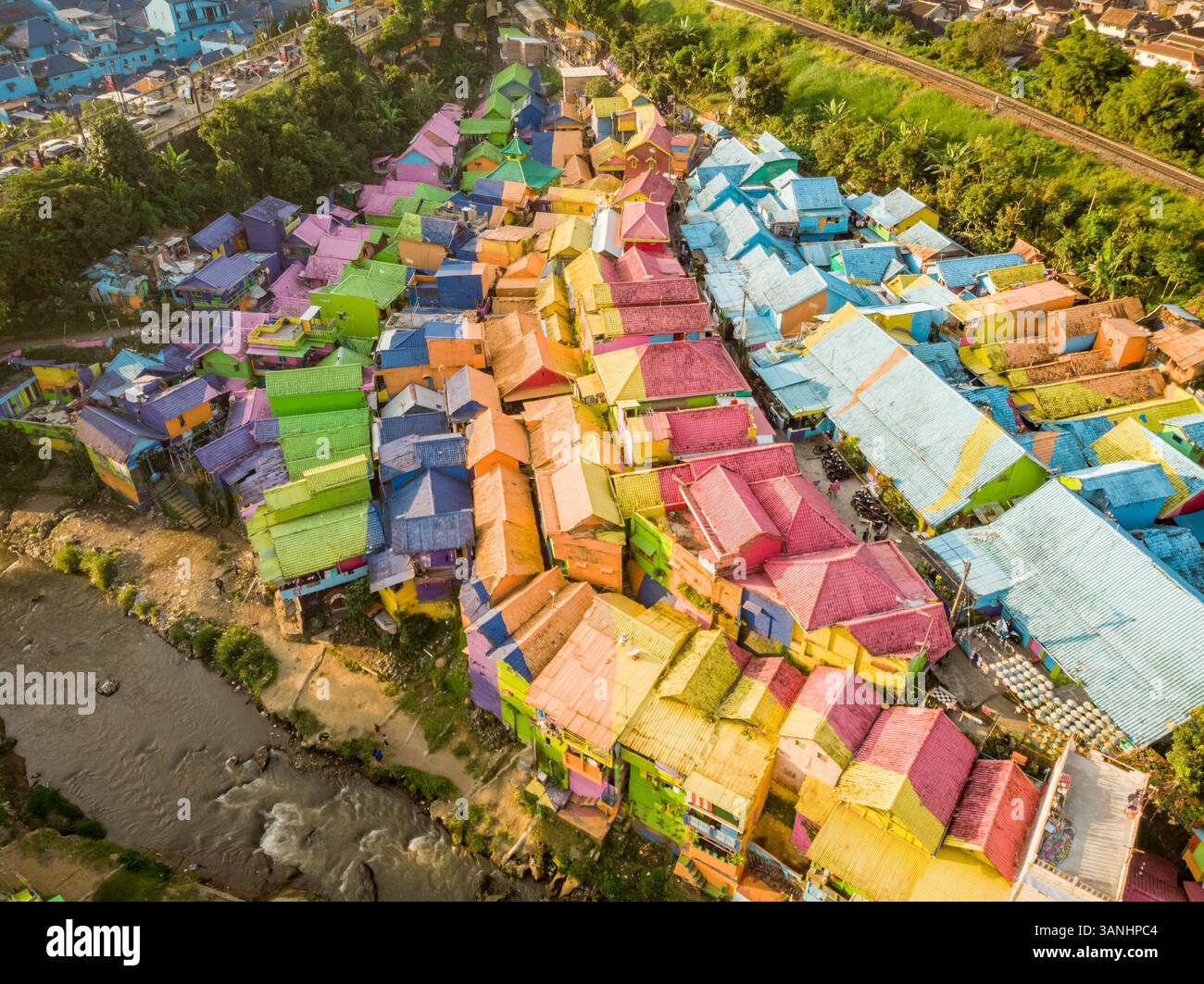 Vue aérienne de Kampung Warna Jodipan, un village peint avec des couleurs vives dans la ville de Malang, Java oriental, Indonésie. Banque D'Images