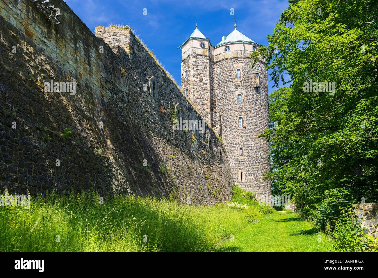 Johannisturm oder auch Coselturm mit Außenmauer, Burg Stolpen, Sachsen, Deutschland *** Johannisturm ou Coselturm avec mur extérieur, château de Stolpen, Sax Banque D'Images
