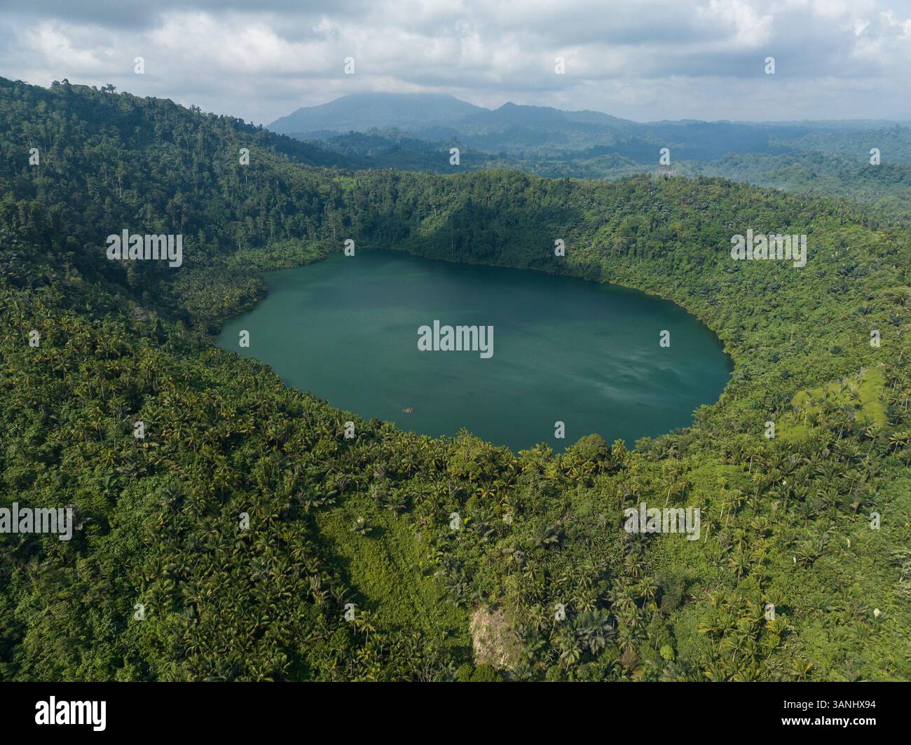 Vue aérienne de Crater Lake Todoke à Halmahera, Indonésie. Banque D'Images