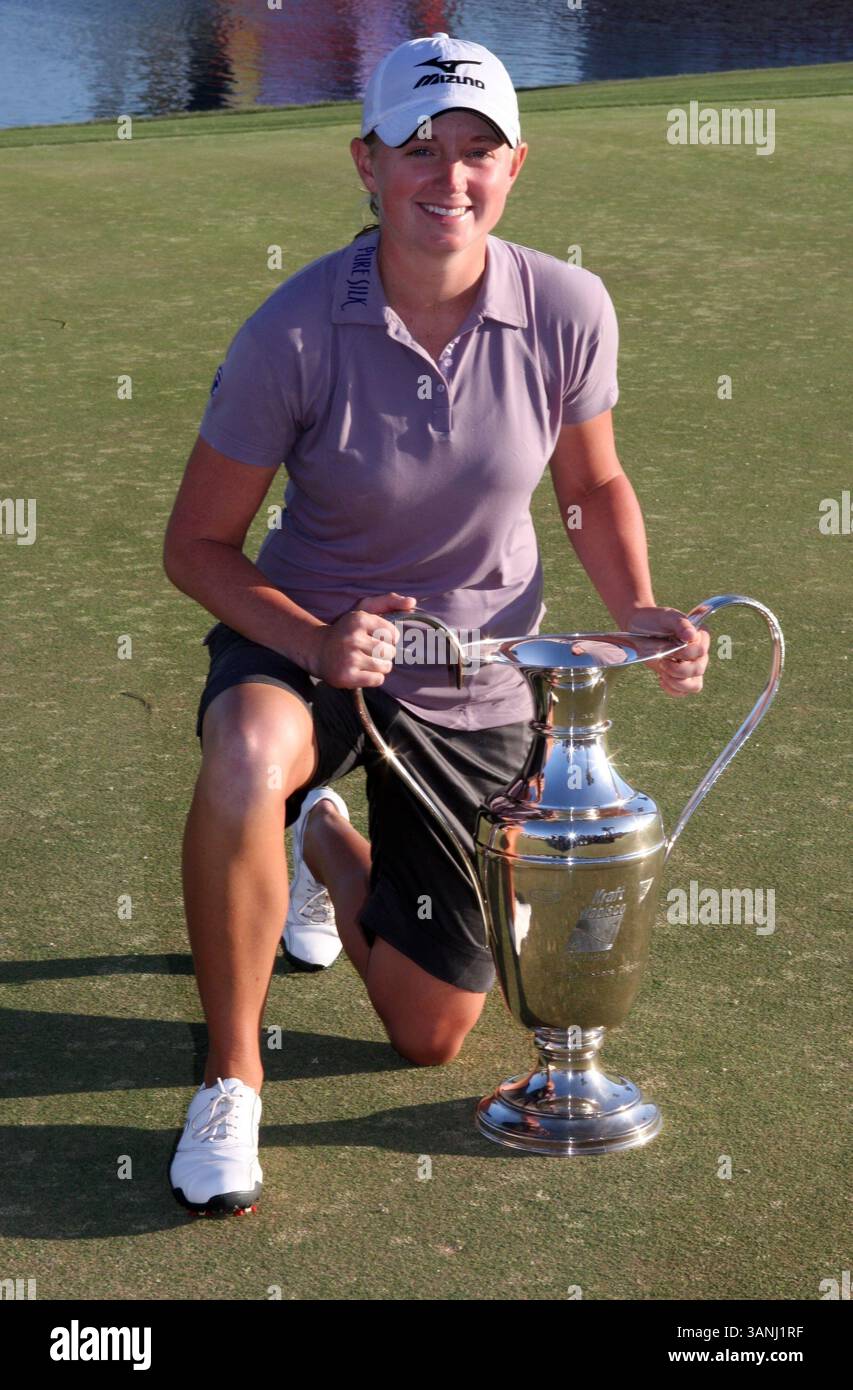03 avril 2011 - Rancho Mirage, Californie, États-Unis - gagnante d'un sac à main de 300K, STACY LEWIS, 26 ans, avec son trophée au 40e Championnat Kraft Nabisco, qui s'est tenu au Mission Hills Country Club. (Crédit image : © Dane Andrew/ZUMAPRESS.com) Banque D'Images