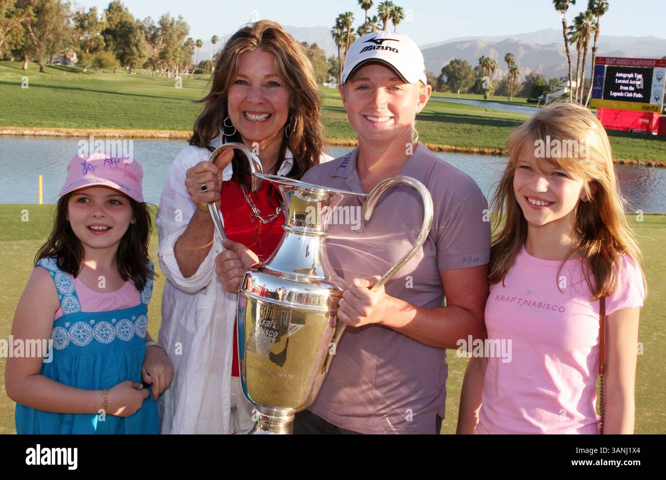 03 avril 2011 - Rancho Mirage, Californie, États-Unis - MELISSA MONTGOMERY a remis le trophée à la gagnante du tournoi STACY LEWIS lors du 40e championnat Kraft Nabisco, tenu au Mission Hills Country Club. (Crédit image : © Dane Andrew/ZUMAPRESS.com) Banque D'Images