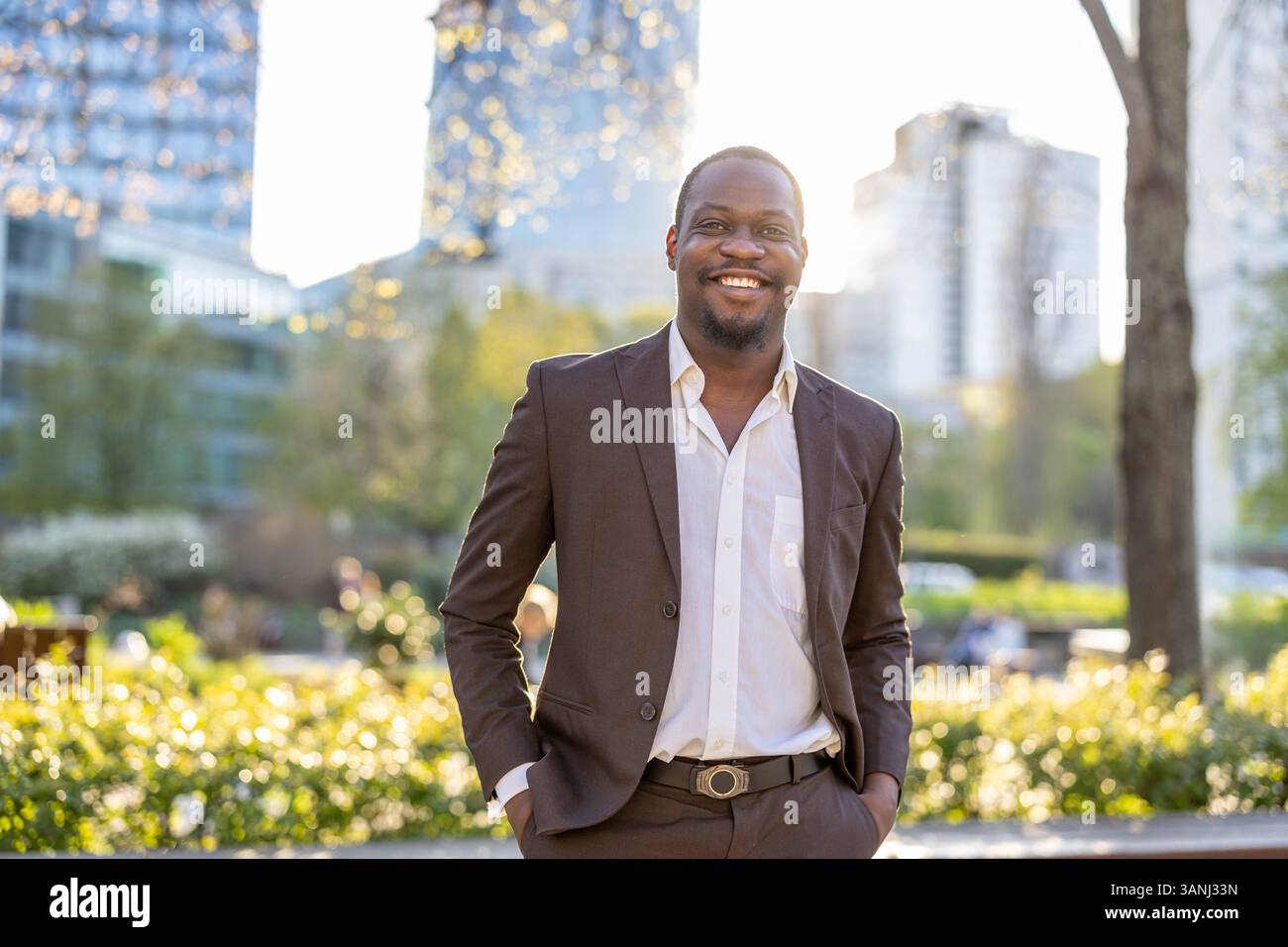 Portrait d'un bel homme d'affaires debout dans la ville Banque D'Images
