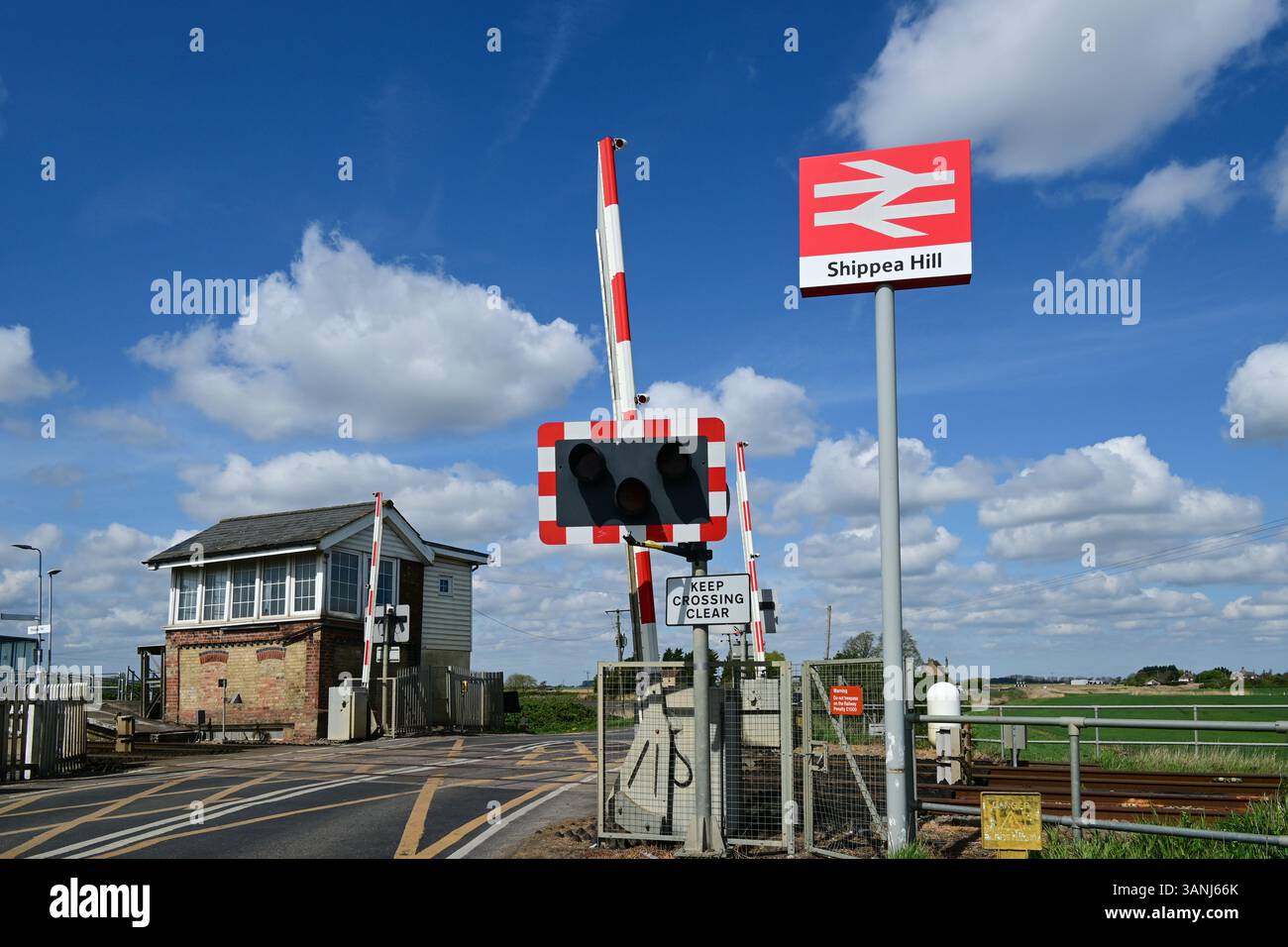 Gare de Shippea Hill avec barrières automatiques de passage à niveau et vieille boîte de signalisation, Cambridgeshire, Angleterre, Royaume-Uni Banque D'Images