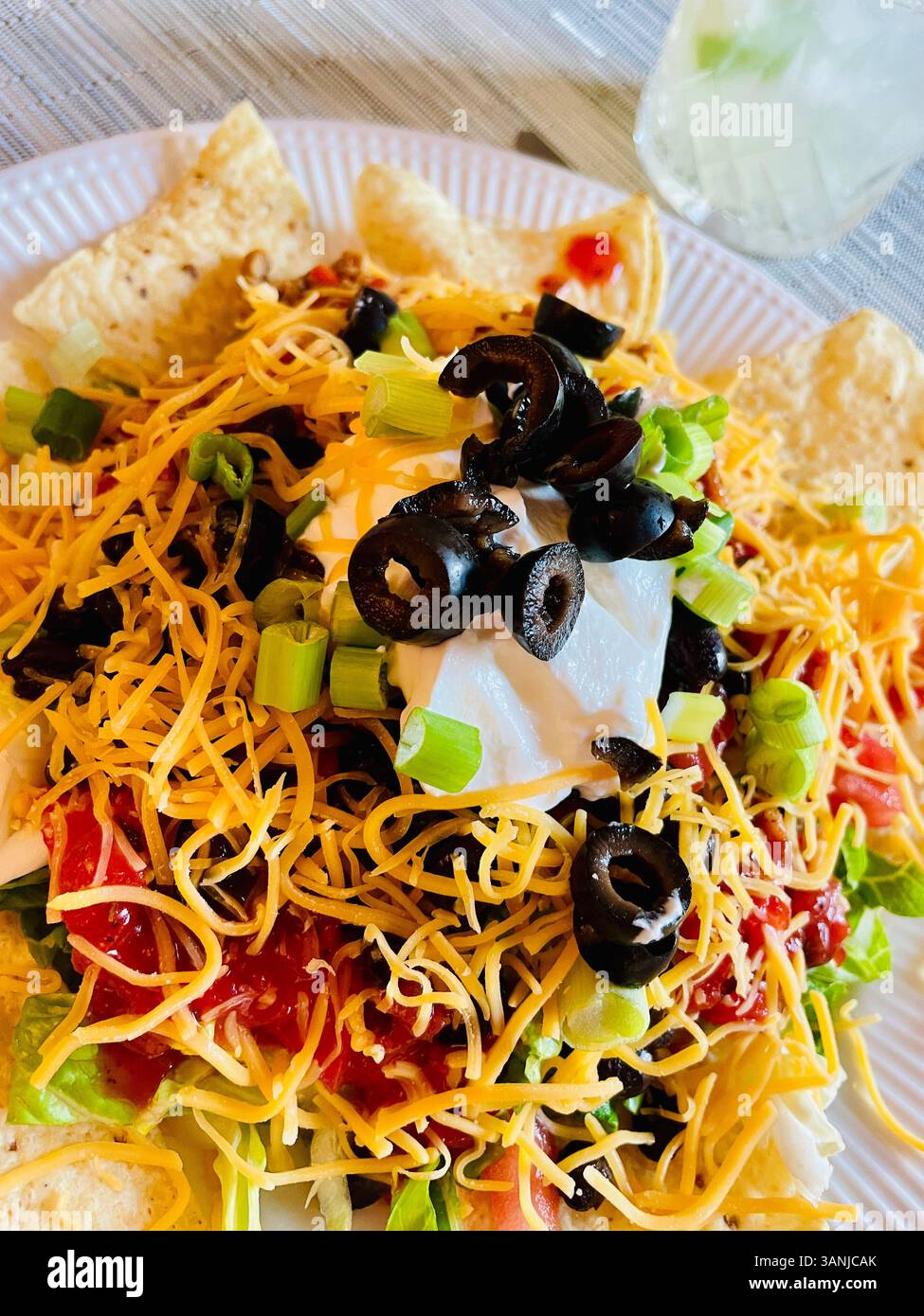 Gros plan d'une savoureuse salade de tacos, qui est une friandise mexicaine rapide en semaine, 2025, États-Unis - Image de stock capturée avec un smartphone