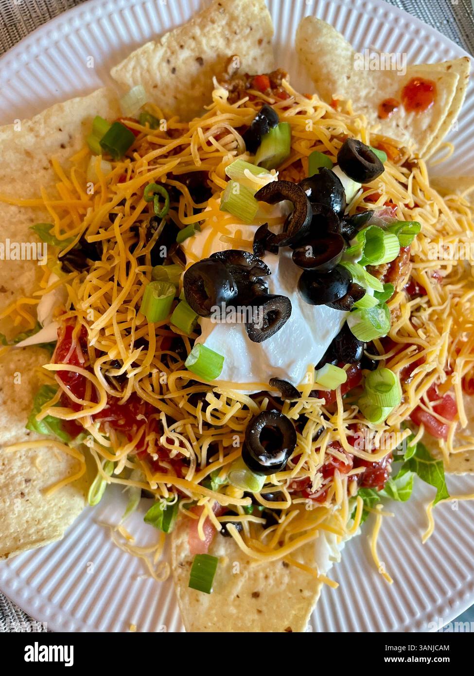 Gros plan d'une savoureuse salade de tacos, qui est une friandise mexicaine rapide en semaine, 2025, États-Unis - Image de stock capturée avec un smartphone