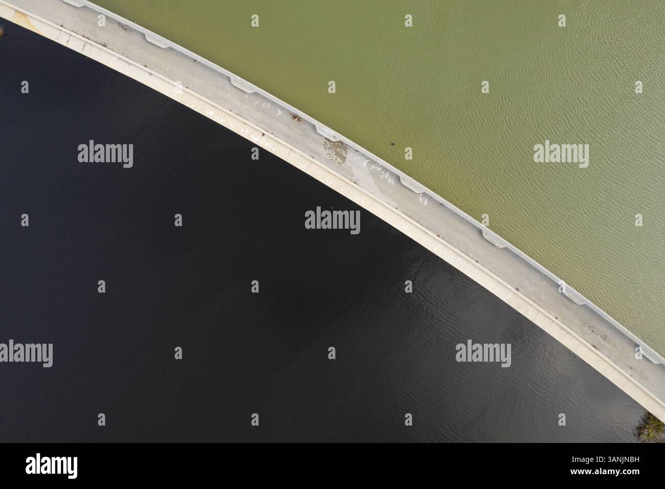 Vue aérienne abstraite de deux piscines d'eau différentes à Florida Polytechnic University, Lakeland, Floride, États-Unis. Banque D'Images