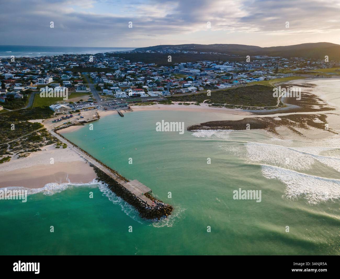 Vue aérienne du petit port de pêche Struisbaai et du village environnant à environ quatre kilomètres du cap Agulhas, le point le plus méridional du continent africain, Cap occidental, Afrique du Sud. Banque D'Images