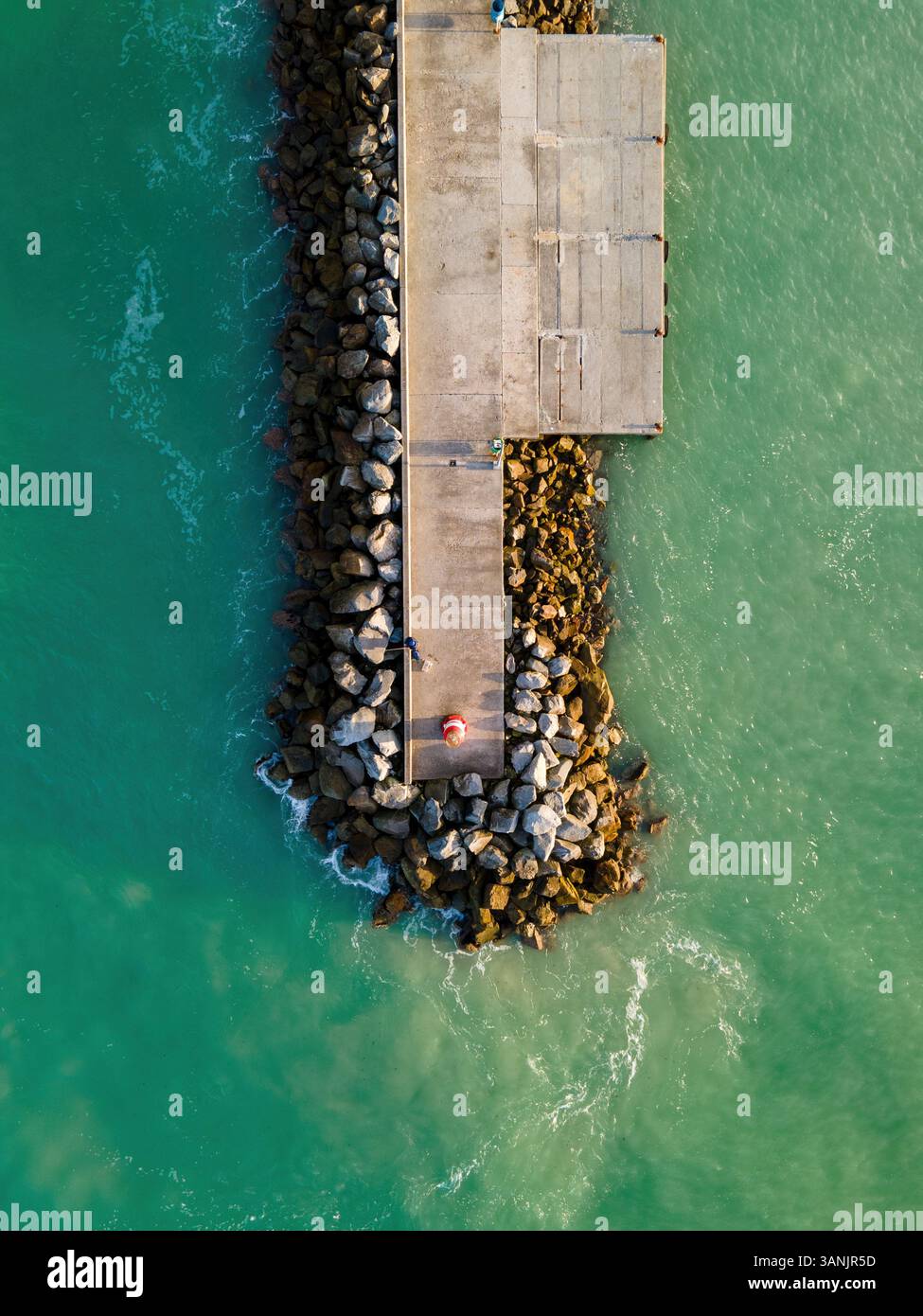Vue aérienne du petit port de pêche phare de Struisbaai à environ quatre kilomètres du cap Agulhas, le point le plus méridional du continent africain, Cap occidental, Afrique du Sud. Banque D'Images