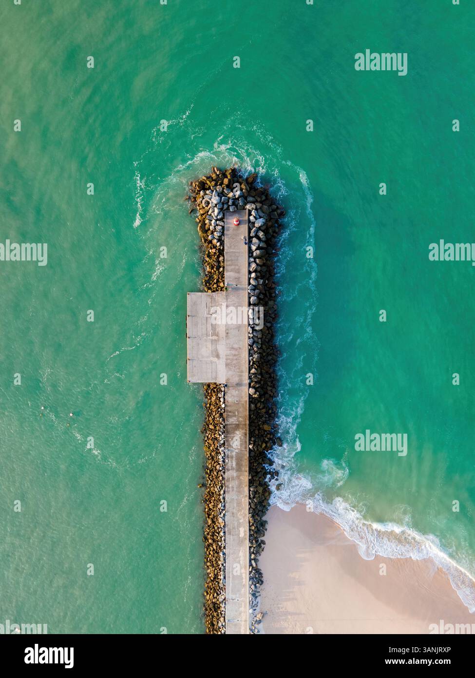 Vue aérienne du petit port de pêche phare de Struisbaai à environ quatre kilomètres du cap Agulhas, le point le plus méridional du continent africain, Cap occidental, Afrique du Sud. Banque D'Images