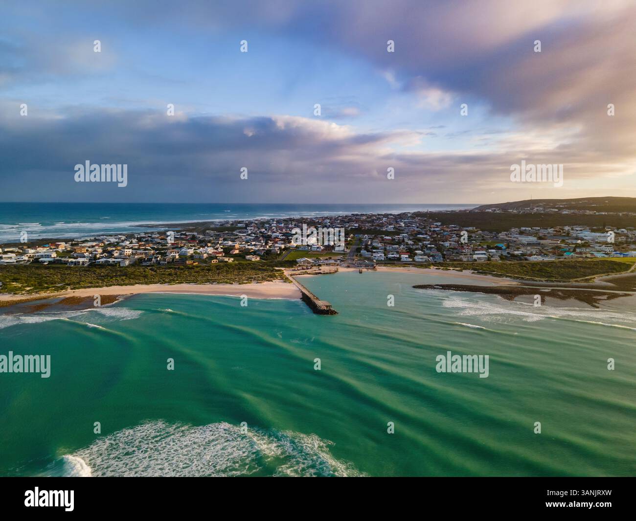 Vue aérienne du petit port de pêche Struisbaai et du village environnant à environ quatre kilomètres du cap Agulhas, le point le plus méridional du continent africain, Cap occidental, Afrique du Sud. Banque D'Images