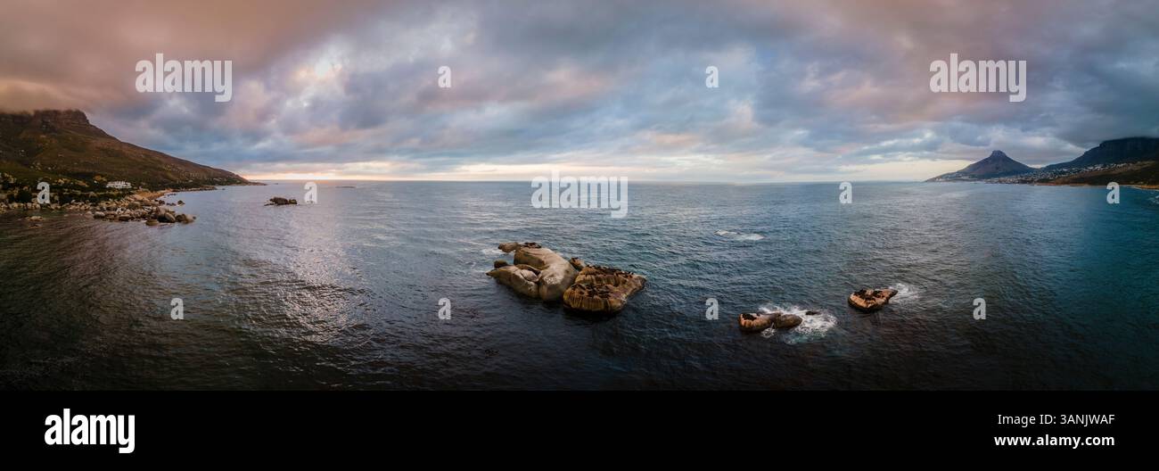 Vue aérienne panoramique de la colonie de phoques de Strawberry Rock, Cape Town, Afrique du Sud. Banque D'Images