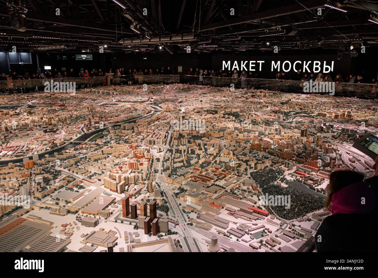 Une maquette miniature de Moscou présente un plan détaillé de la ville et des monuments architecturaux dans une exposition interactive Banque D'Images