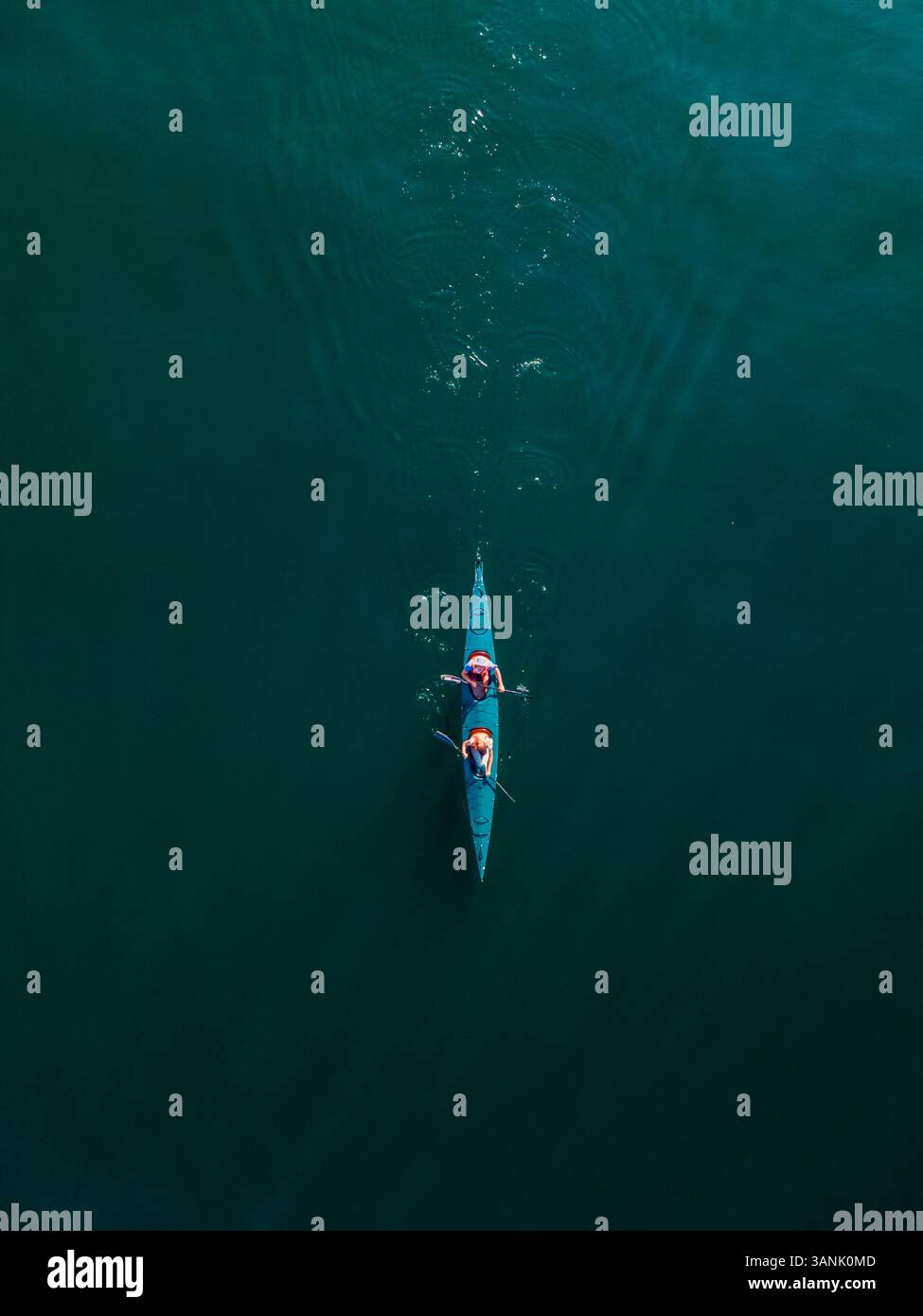 Vue aérienne de deux personnes pagayant un kayak dans l'océan Atlantique en eau profonde en été près de Sea point, Cape Town, Afrique du Sud. Banque D'Images