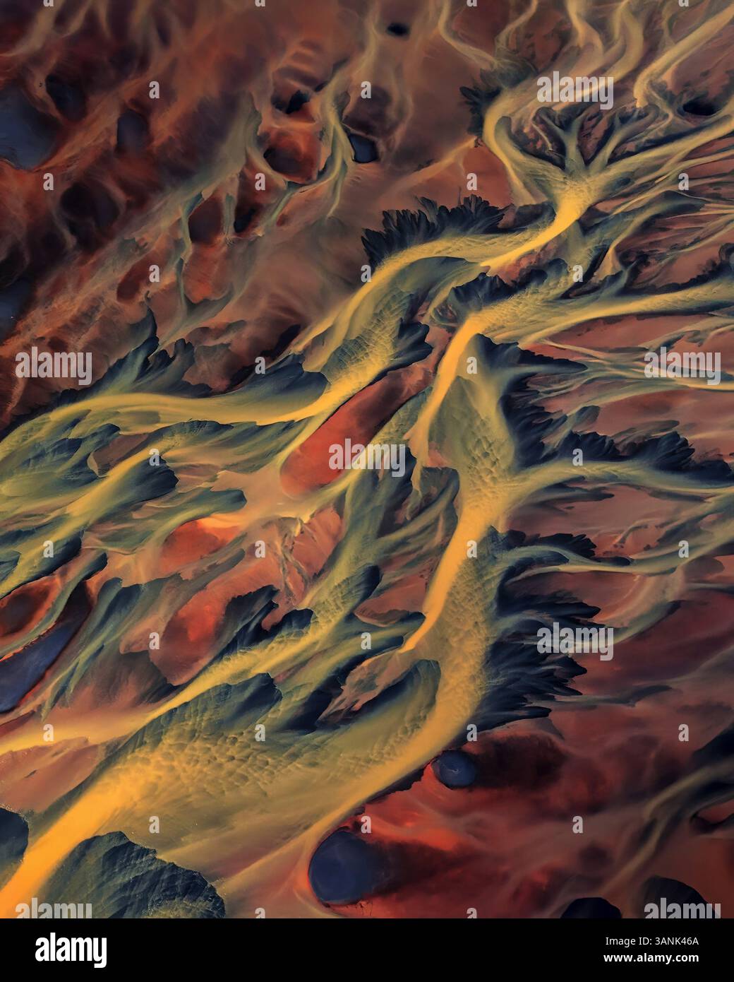 Vue aérienne de motifs abstraits dans une belle rivière glaciaire, Hella, Islande. Banque D'Images