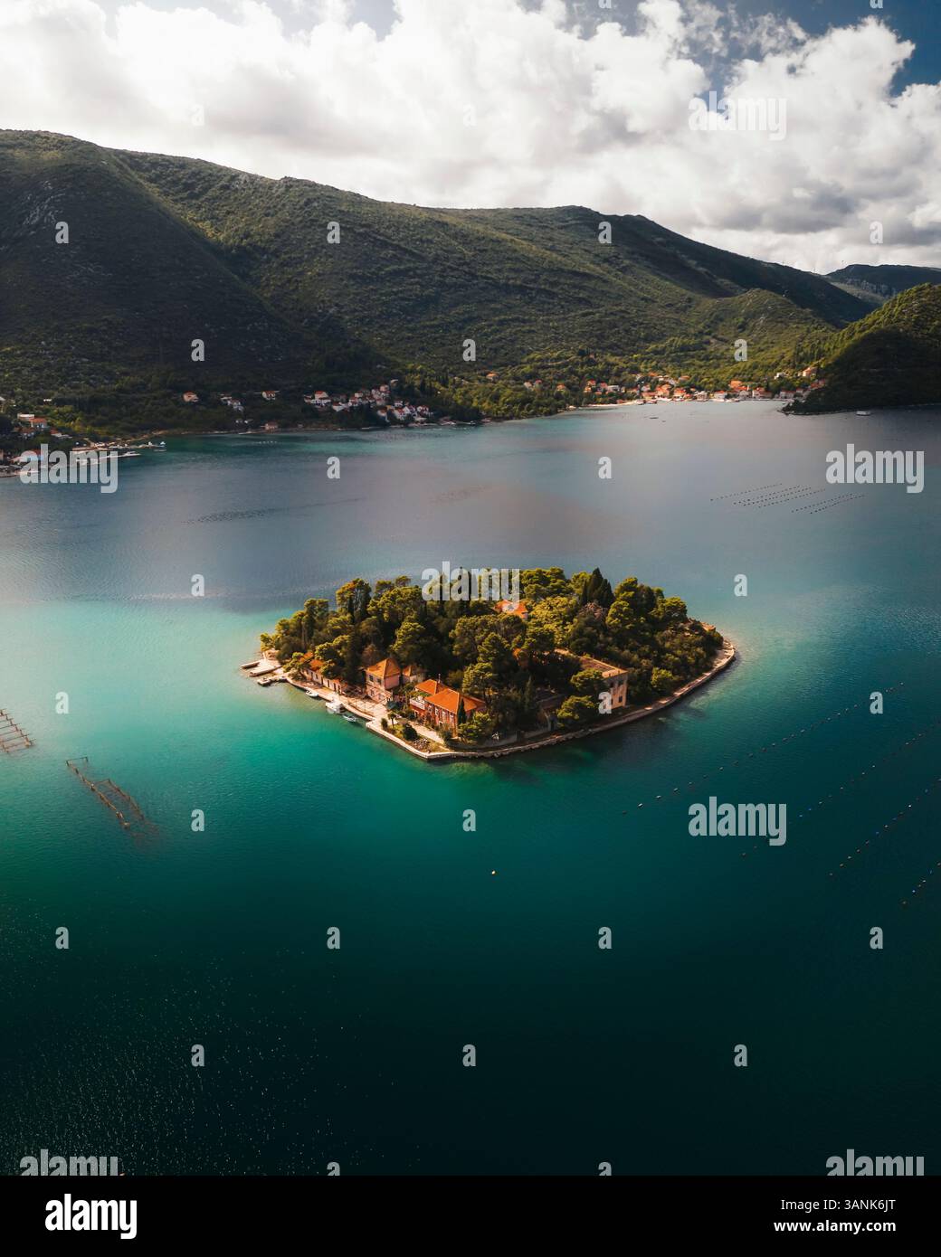 Vue aérienne de l'île idyllique Otocic Zivota avec des eaux bleues claires, Dubrovnik-Neretva, Croatie. Banque D'Images
