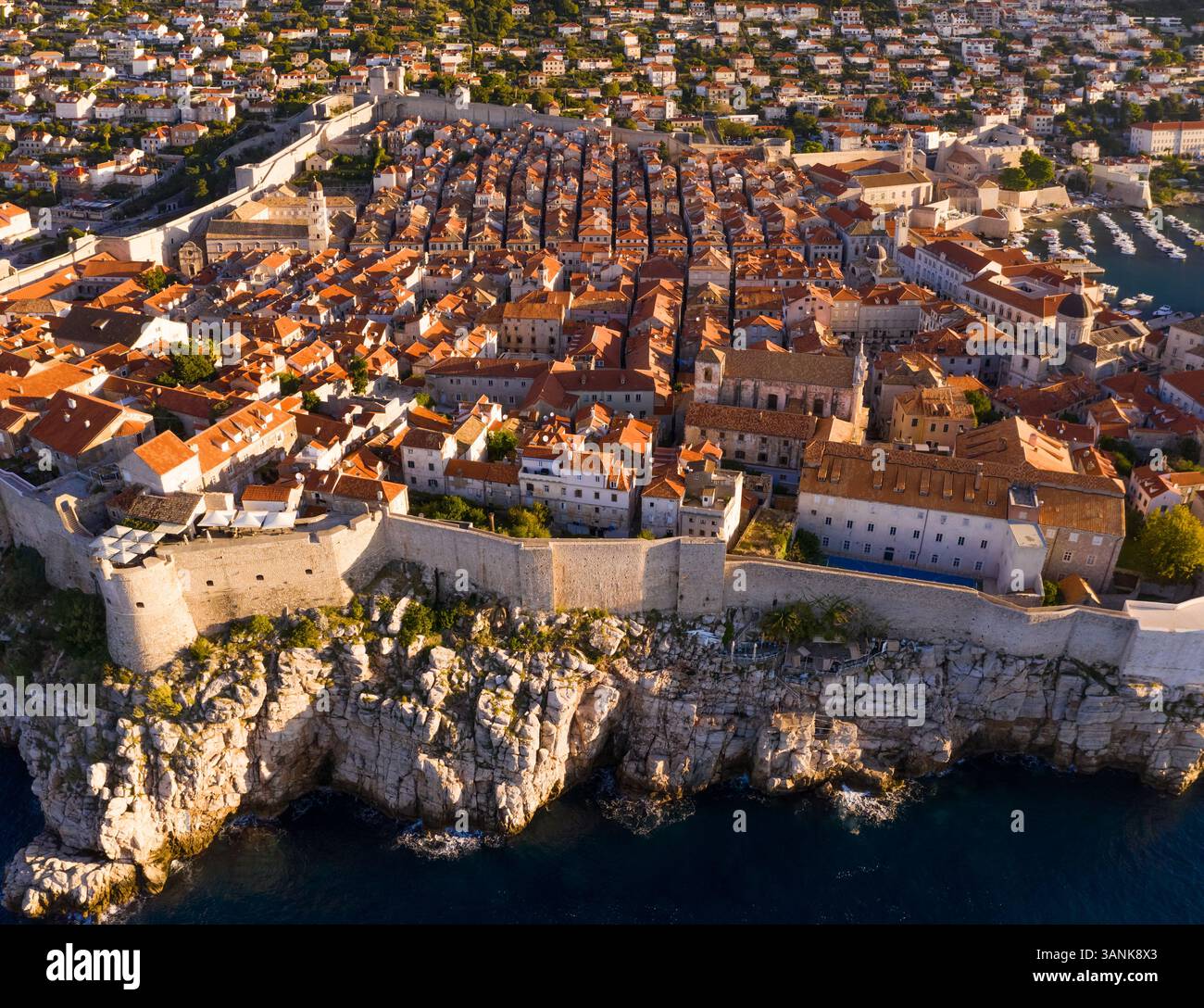 Vue aérienne de la vieille ville de Dubrovnik entourée par le mur, Croatie. Banque D'Images