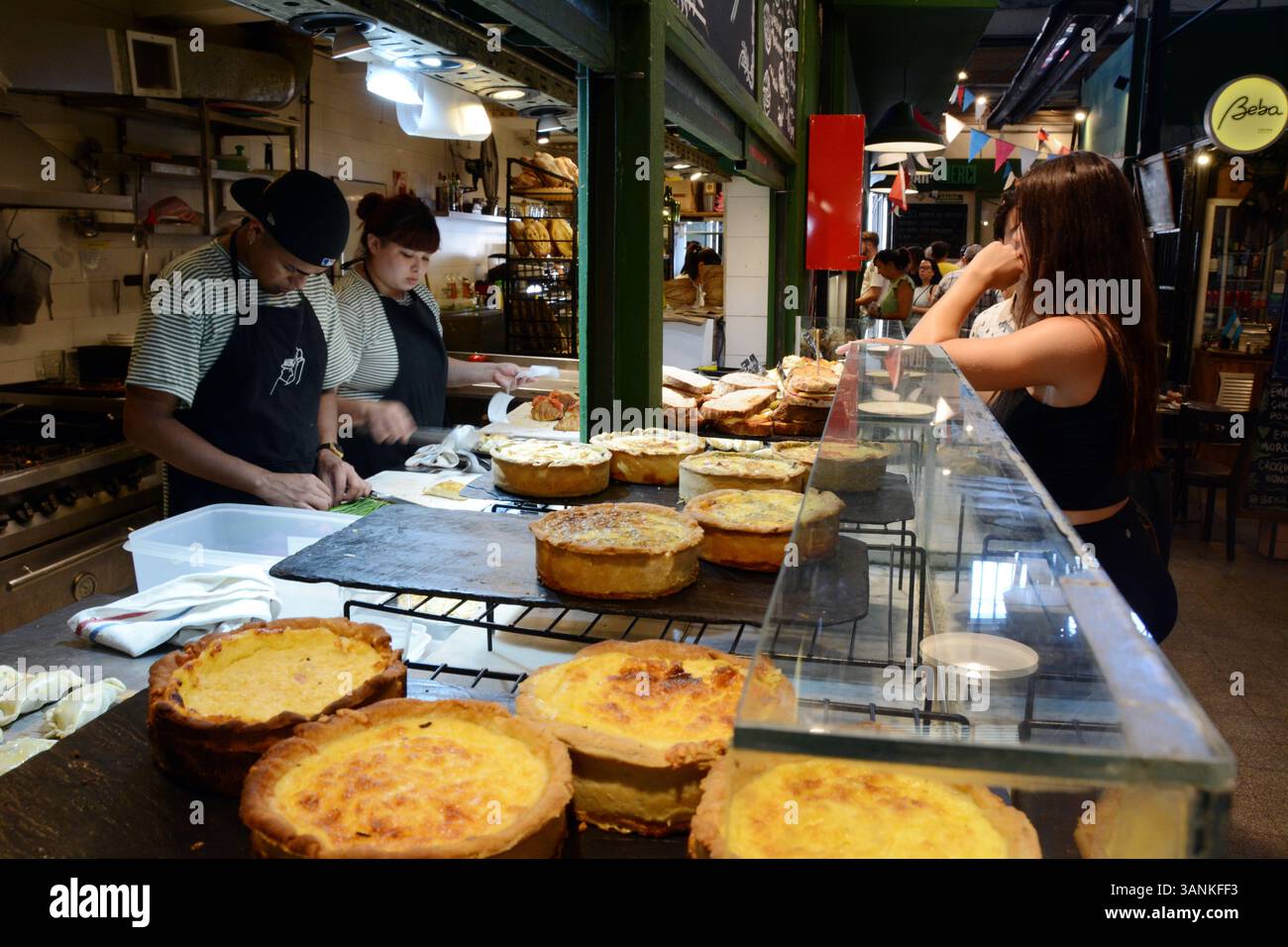 Une boulangerie de style français vendant des quiches et des sandwichs au marché de San Telmo, un marché de Street food couvert à Bueno Aires, en Argentine. Banque D'Images