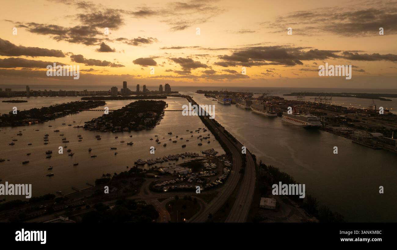 Vue aérienne du lever du soleil sur Miami Beach avec PortMiami et nuages, Watson Island, États-Unis. Banque D'Images