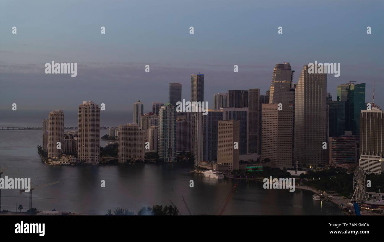 Vue aérienne de la ligne d'horizon avec gratte-ciel et un bateau de croisière dans Biscayne Bay au coucher du soleil, Watson Island, États-Unis. Banque D'Images