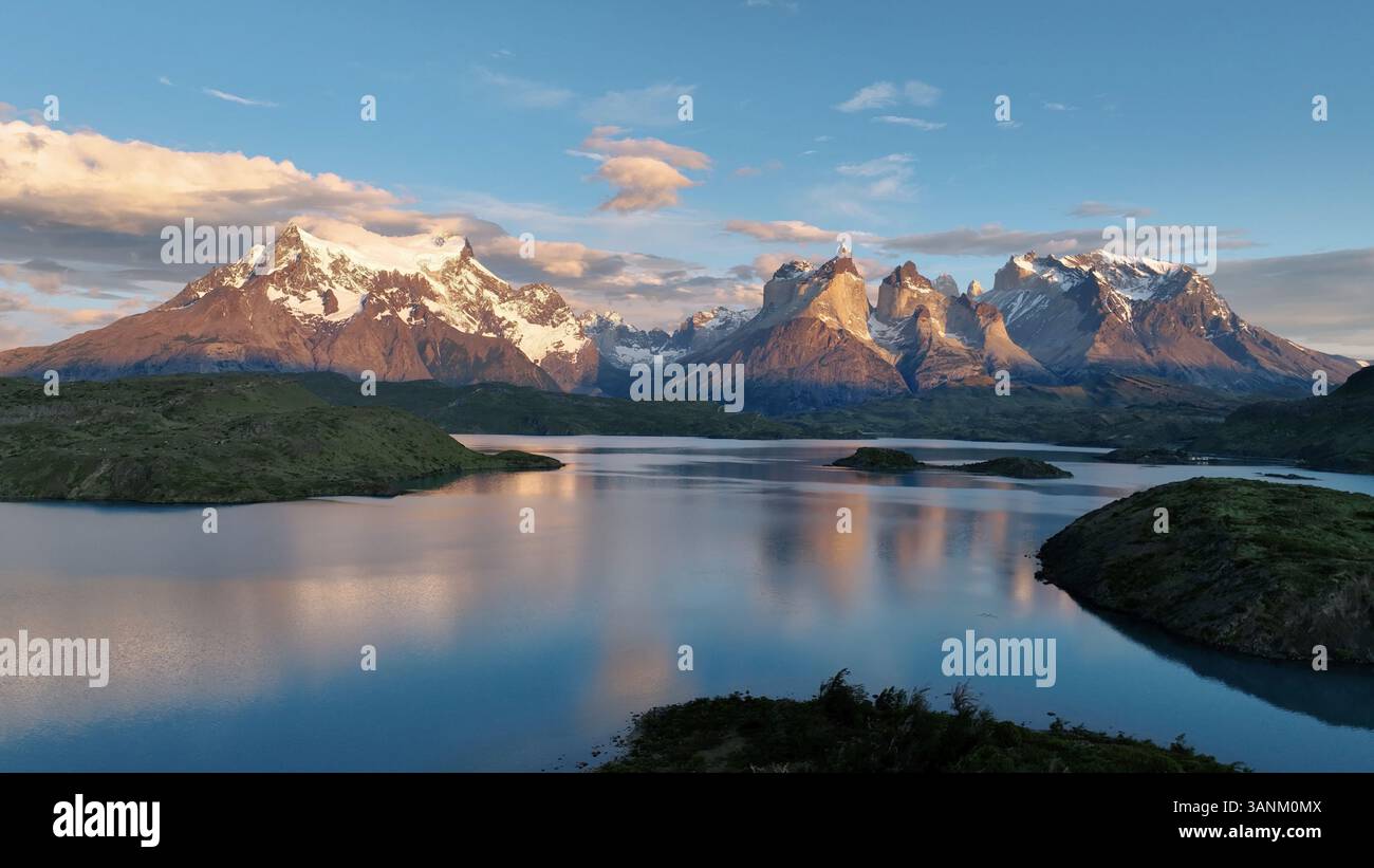 Vue aérienne des montagnes majestueuses, du lac serein et des nuages spectaculaires à Torres del Paine, Chili. Banque D'Images