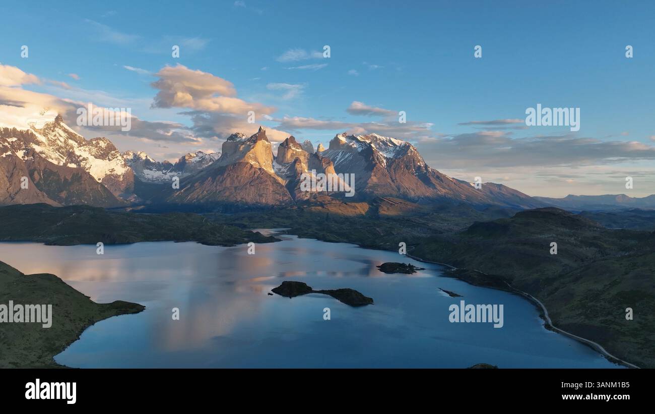 Vue aérienne du lac serein avec des montagnes majestueuses au coucher du soleil, Cerro Castillo, Torres del Paine, Chili. Banque D'Images