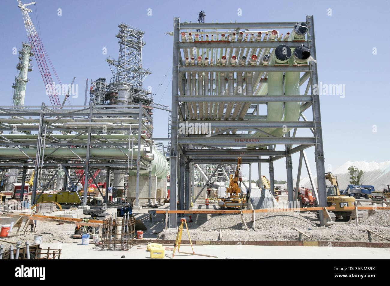 13 juin 2011 - Michigan, Michigan, États-Unis - la construction du nouveau site de cokéfaction pour le projet de modernisation du pétrole lourd de Detroit à la raffinerie Marathon de Detroit se poursuit le lundi 13 juin 2011. Une fois terminé, il y aura environ 87 milles de tuyaux de terrain sur l'ensemble du projet..PATRICIA BECK/Detroit Free Press (crédit image : © Detroit Free Press/ZUMAPRESS.com) Banque D'Images
