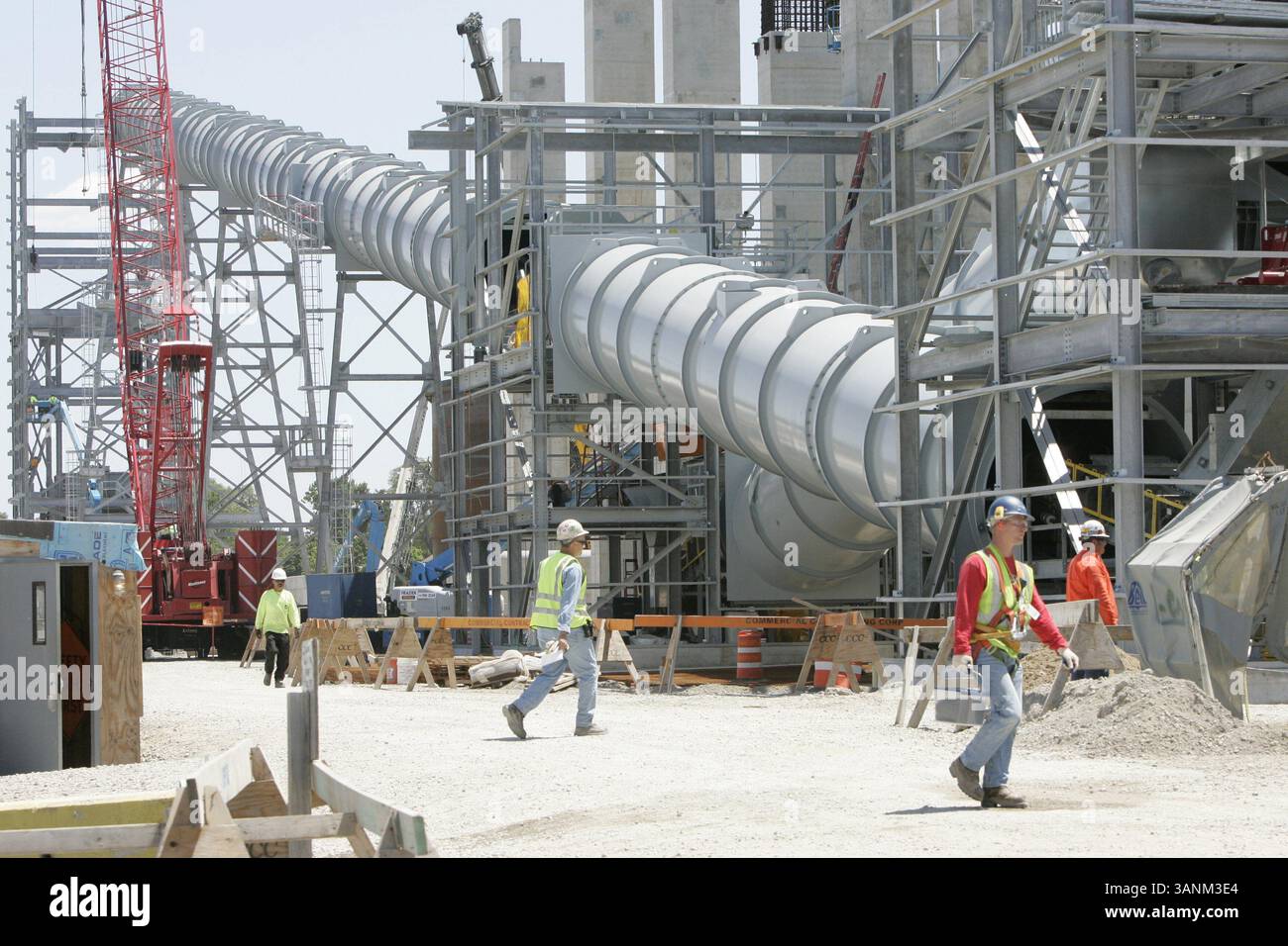 13 juin 2011 - Michigan, Michigan, États-Unis - la construction du nouveau site de cokéfaction pour le projet de modernisation du pétrole lourd de Detroit à la raffinerie Marathon de Detroit se poursuit le lundi 13 juin 2011. Le grand tuyau en angle, une fois terminé, sera le convoyeur de chargement de coke..PATRICIA BECK/Detroit Free Press (crédit image : © Detroit Free Press/ZUMAPRESS.com) Banque D'Images