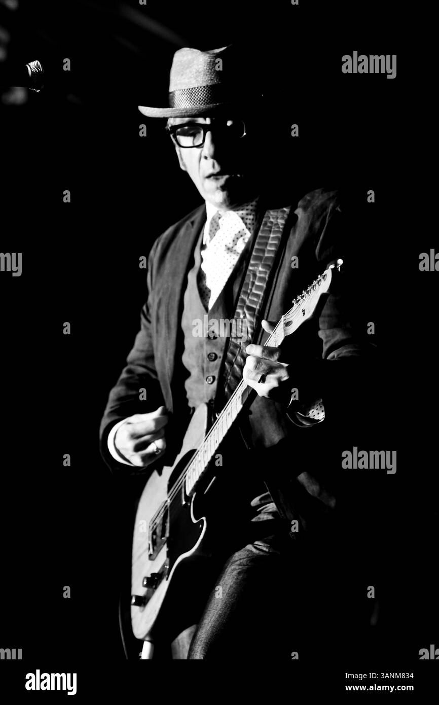 23 juin 2011 : Elvis Costello se produit en direct au Parc de la Confédération, au centre-ville d'Ottawa, Ontario, Canada. (Image de crédit : &#169 ; Leon T Switzer/Cal Sport Media/ZUMAPRESS.com) Banque D'Images