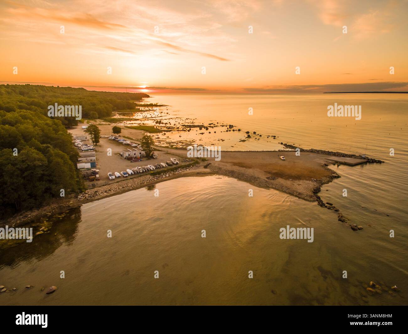 Vue aérienne de la côte au coucher du soleil en Estonie. Banque D'Images